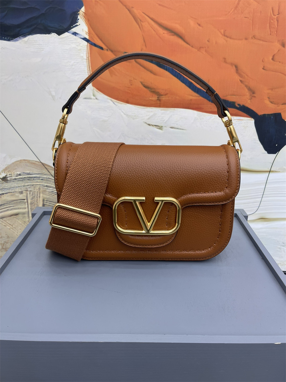 Va1e*ntin0 GARAVANI ALLTIME GRAINY CALFSKIN SHOULDER BAG BROWN