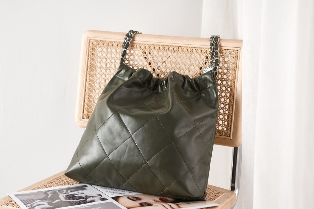 Ch**el 22 HANDBAG Shiny Calfskin IN SILVER Metal 15.2×16.4×3.1 in