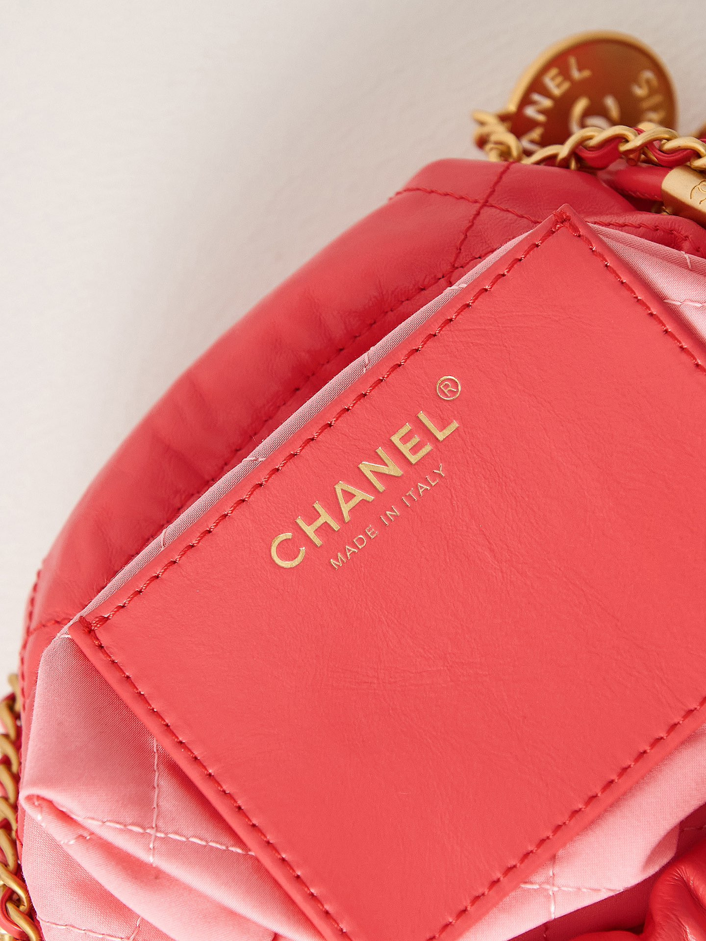Ch**el 22 MINI HANDBAG Shiny Calfskin red 7.8 × 7.4 × 2.3 in