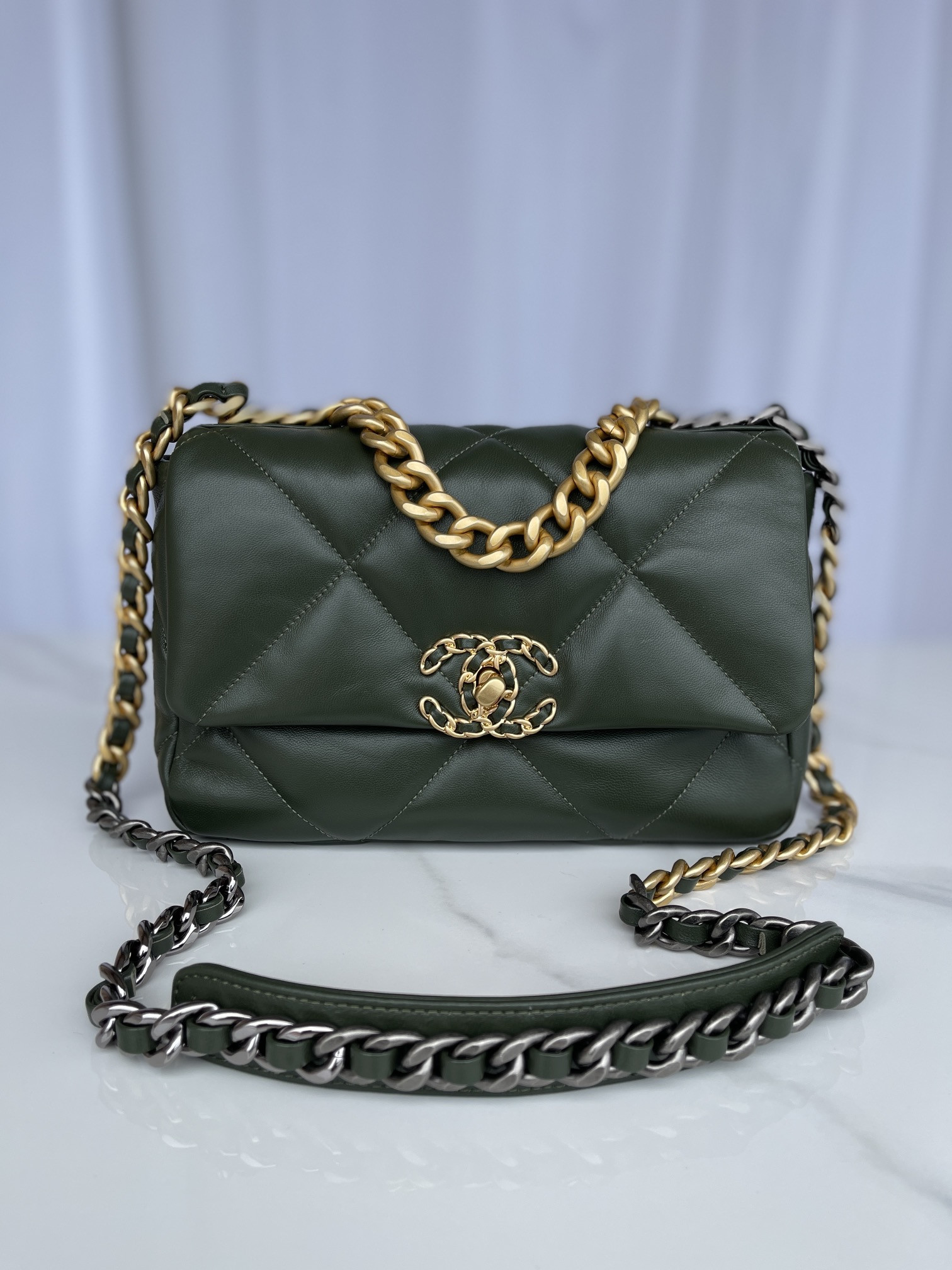 Ch**el 19 HANDBAG Shiny Leather, Gold-Tone, Silver-Tone & Ruthenium-Finish Metal Dark Green 6.2 × 10.1 × 3.5 in