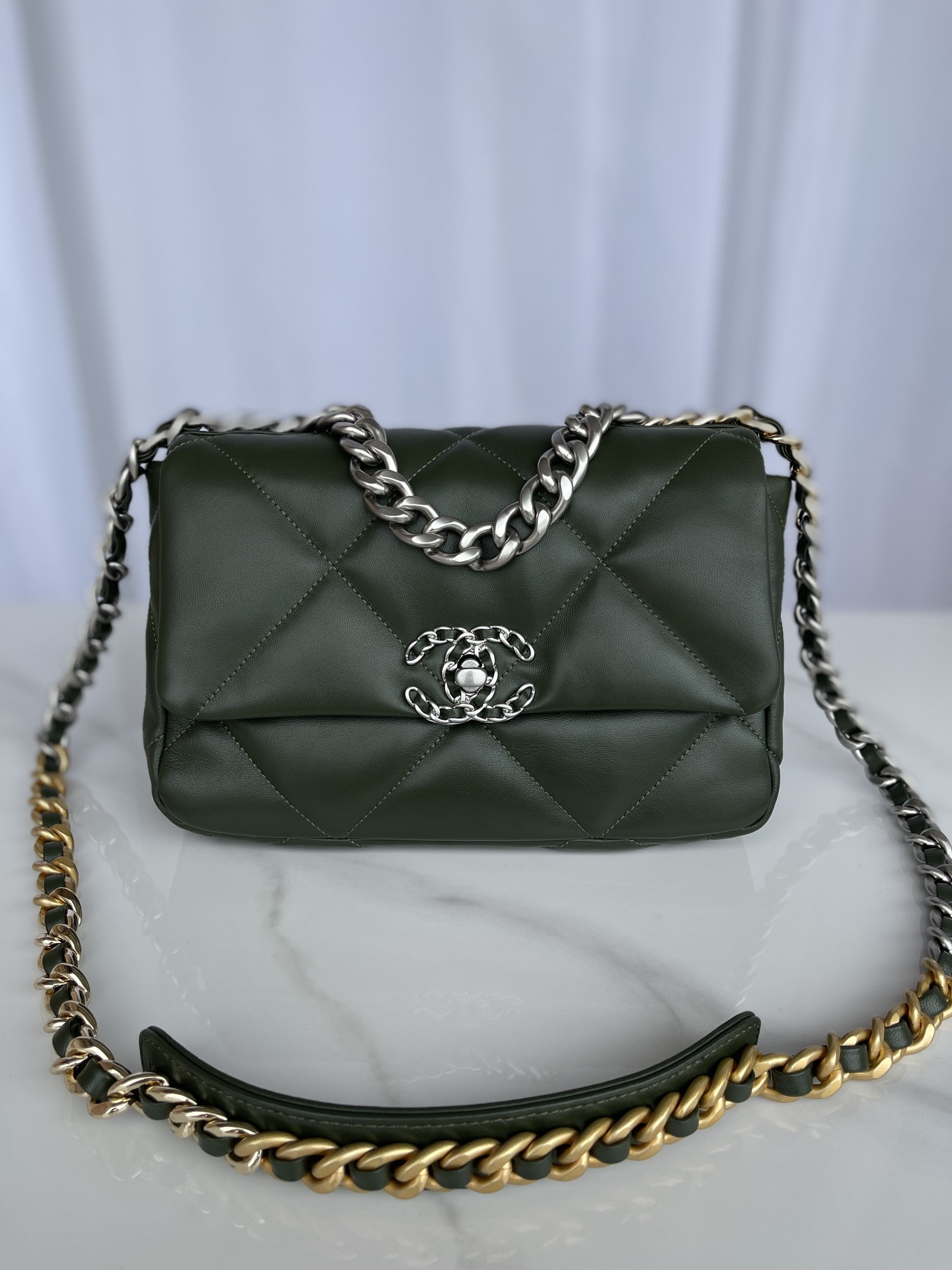 Ch**el 19 HANDBAG Shiny Leather, Gold-Tone, Silver-Tone & Ruthenium-Finish Metal Dark Green 6.2 × 10.1 × 3.5 in