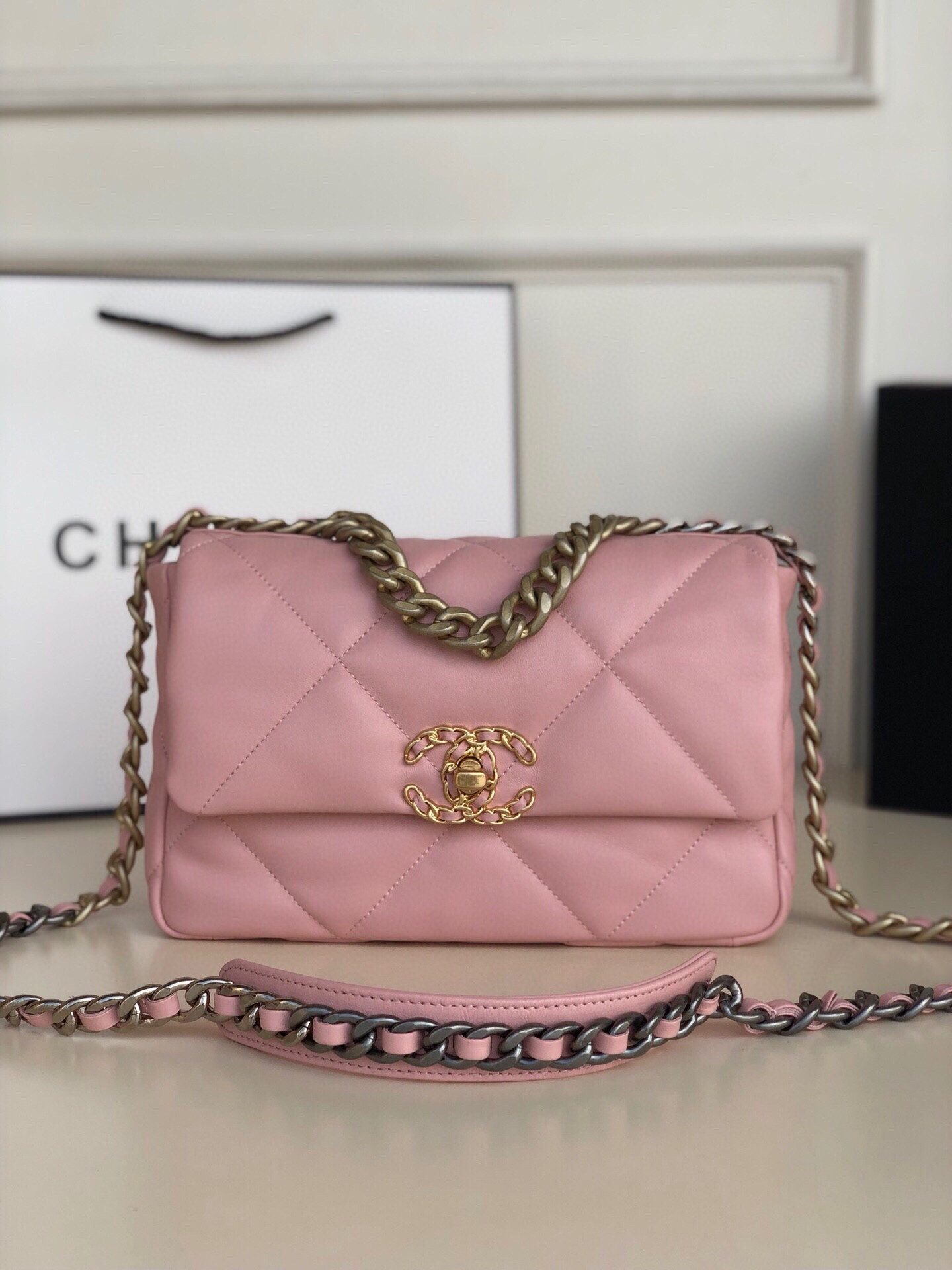 Ch**el 19 HANDBAG Shiny Leather, Gold-Tone, Silver-Tone & Ruthenium-Finish Metal Light Pink 6.2 × 10.1 × 3.5 in