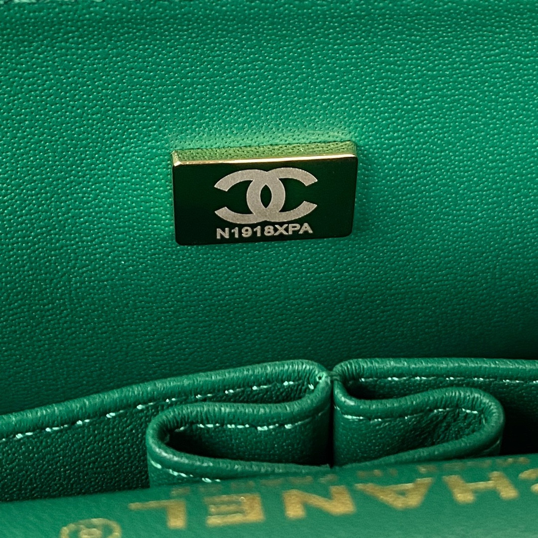 Ch**el CLASSIC HANDBAG GRAINED SHINY CALFSKIN & GOLD-TONE METAL GREEN 6 × 9.9 × 2.5 in