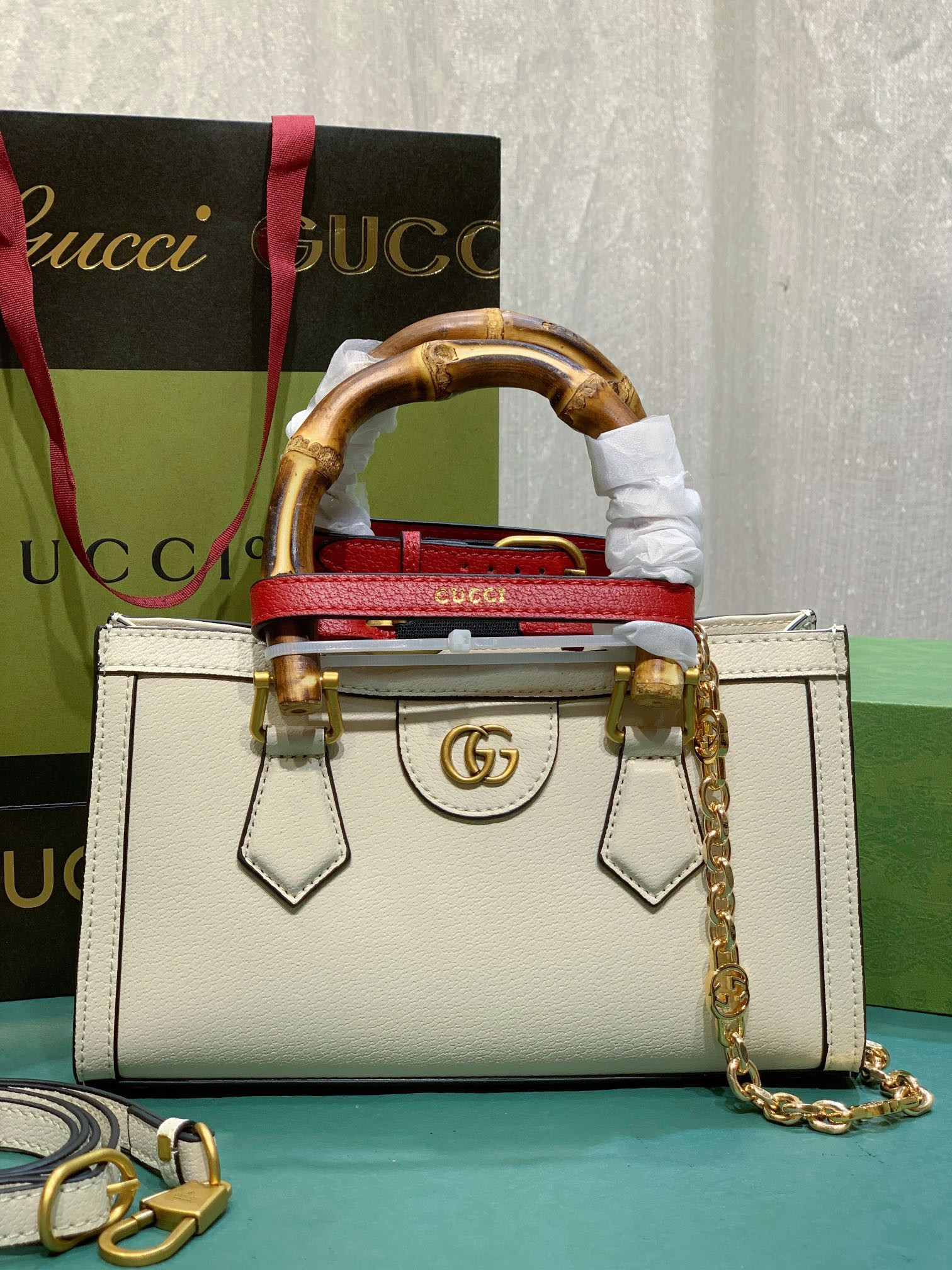Gvc*1 DIANA SMALL SHOULDER BAG White 25W x 16H x 9D CM