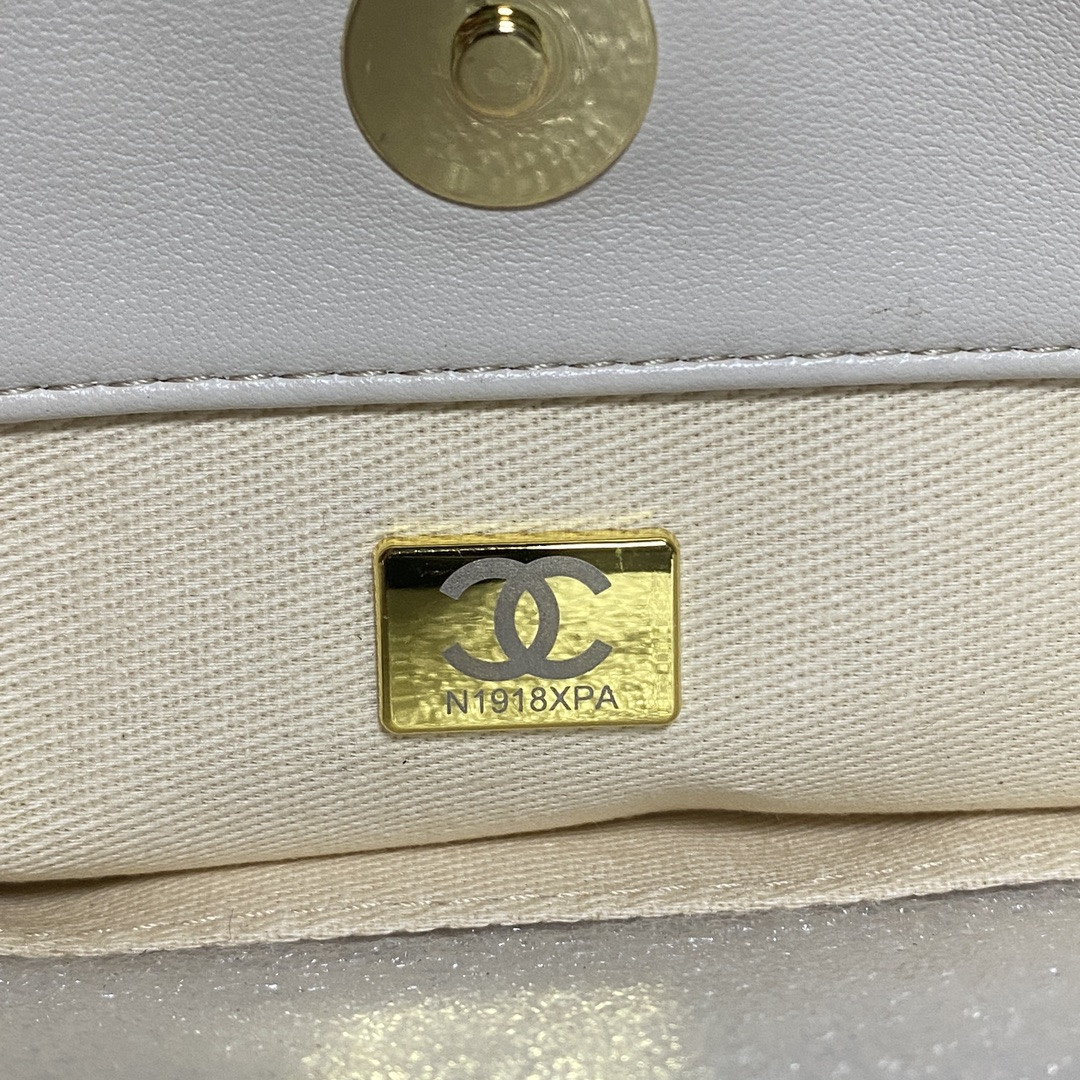 Ch**el Shiny Leather Large Shopper Tote White 33×21×7.5 cm