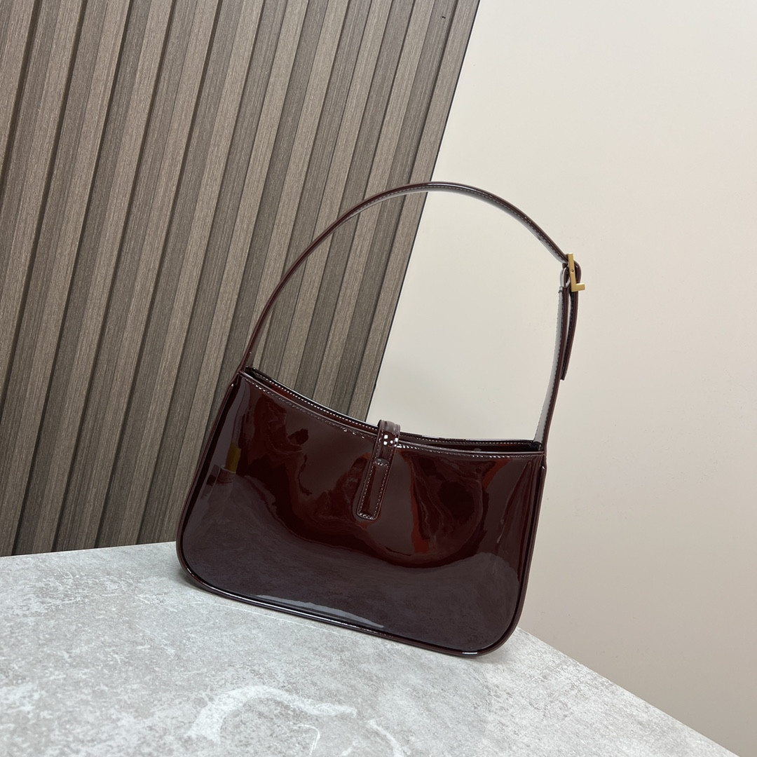 Y51 LE 5 À 7 IN PATENT LEATHER RED 9 X 6.3 X 2.5 INCHES