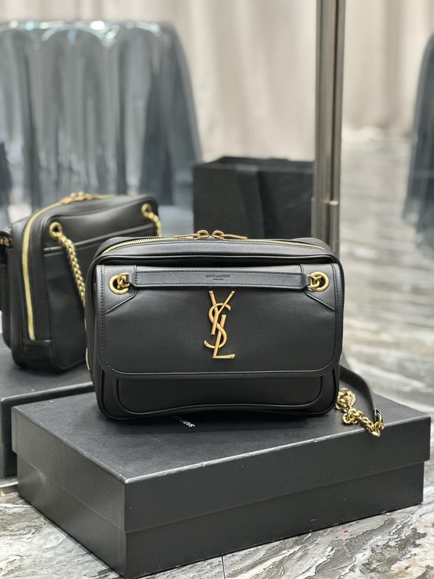 Y51 NIKI MEDIUM IN VINTAGE LEATHER BLACK GOLD 11 X 7.8 X 3.3 INCHES