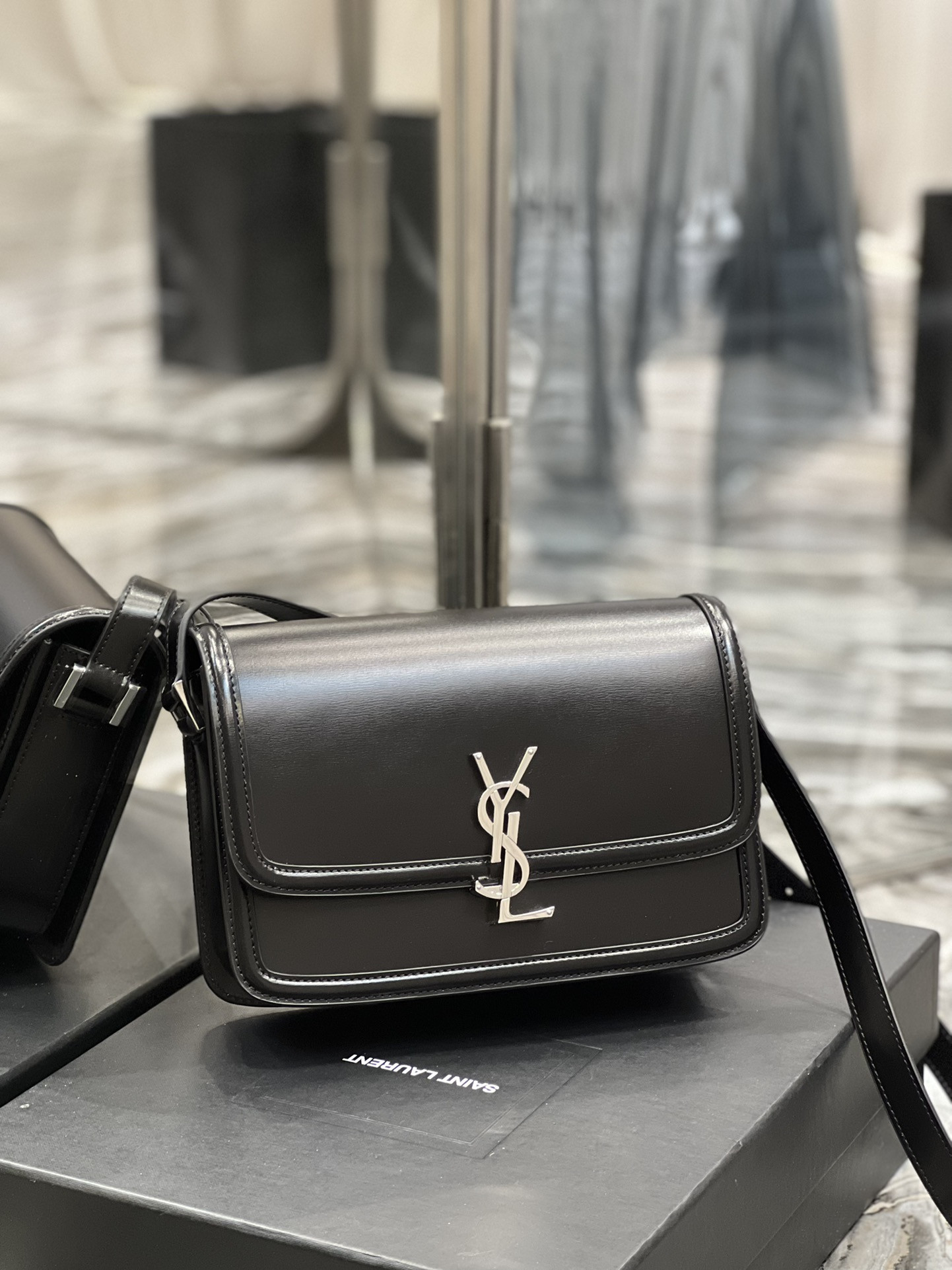 Y51 SOLFERINO MEDIUM IN GLAZED LEATHER BLACK 9.1 X 6.3 X 2.4 INCHES