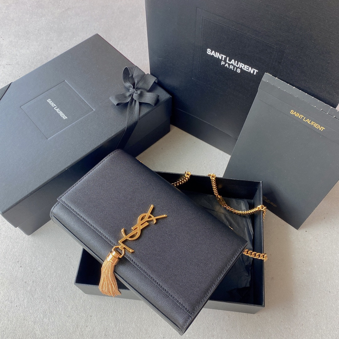 Y51 KATE MEDIUM IN GRAIN DE POUDRE EMBOSSED LEATHER BLACK 9.4 X 5.7 X 2.1 INCHES