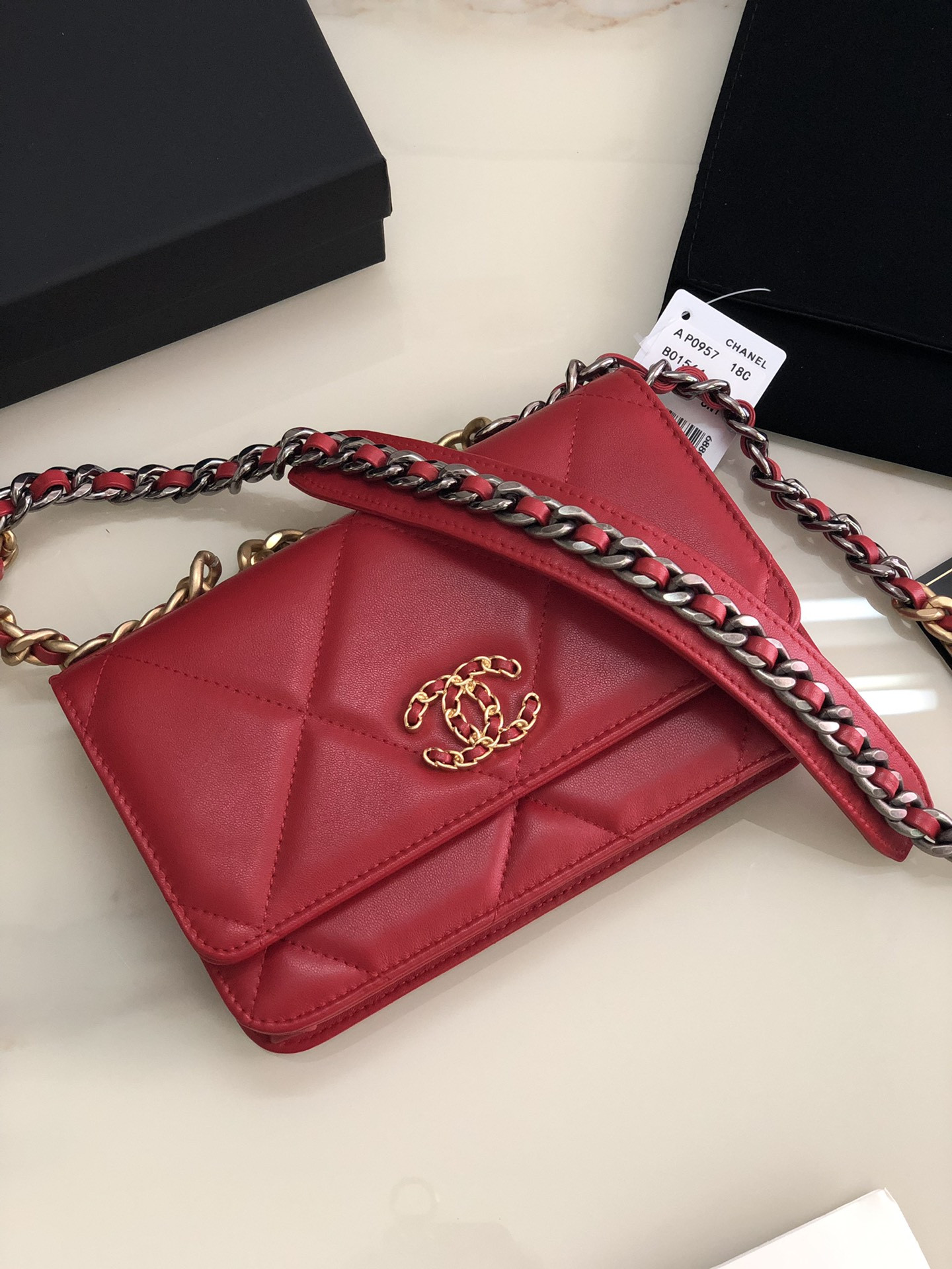 Ch**el CLASSIC WALLET ON CHAIN RED 4.8 × 7.5 × 1.4 in