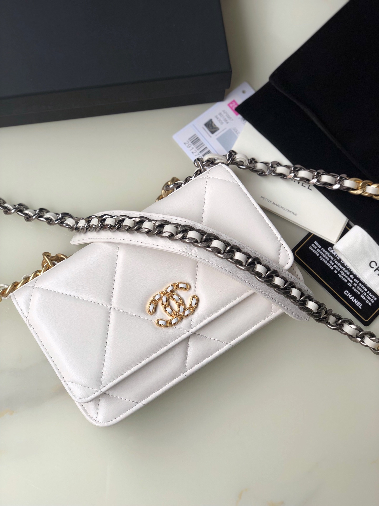 Ch**el CLASSIC WALLET ON CHAIN 4.8 × 7.5 × 1.4 in