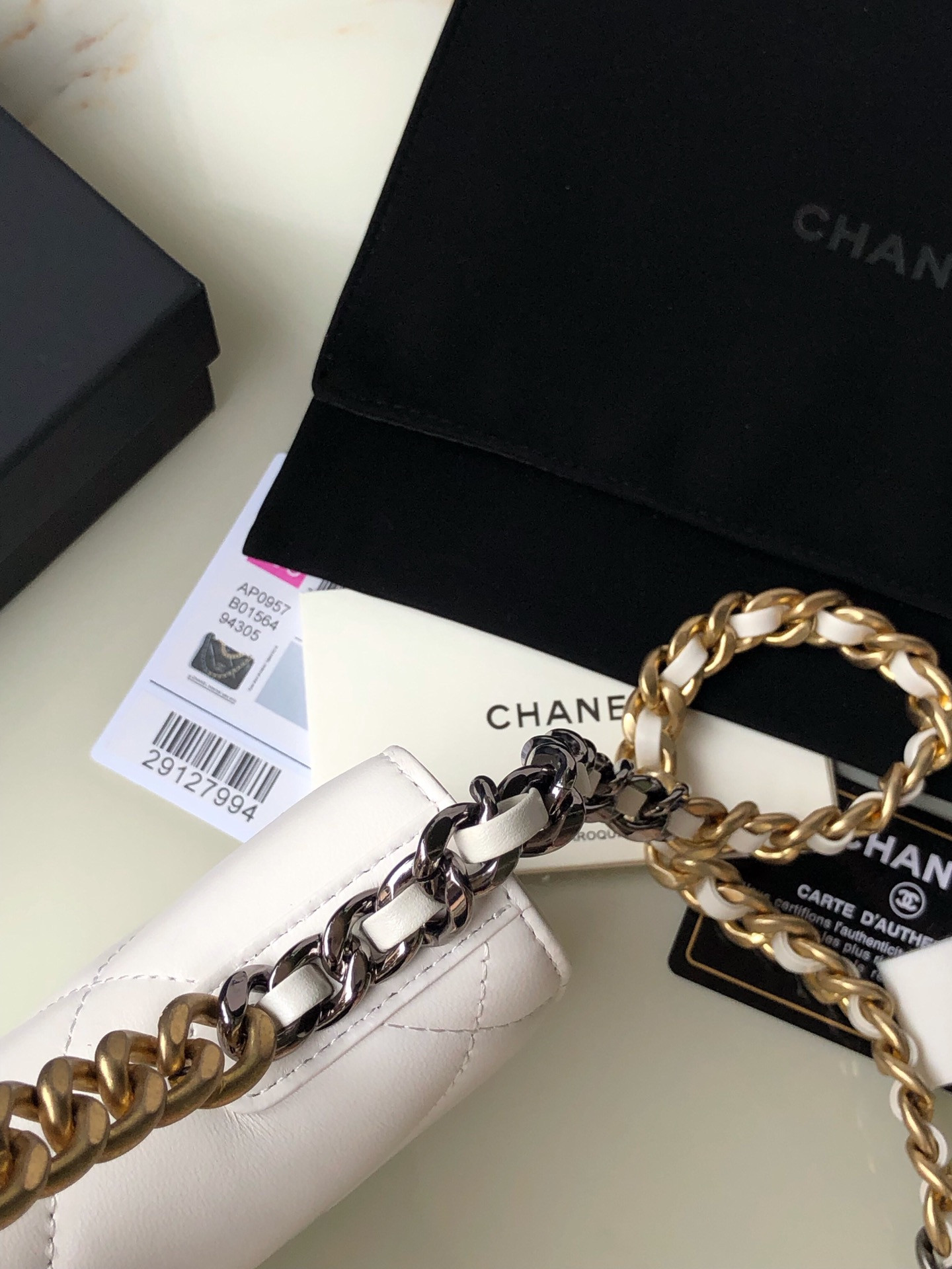 Ch**el CLASSIC WALLET ON CHAIN 4.8 × 7.5 × 1.4 in