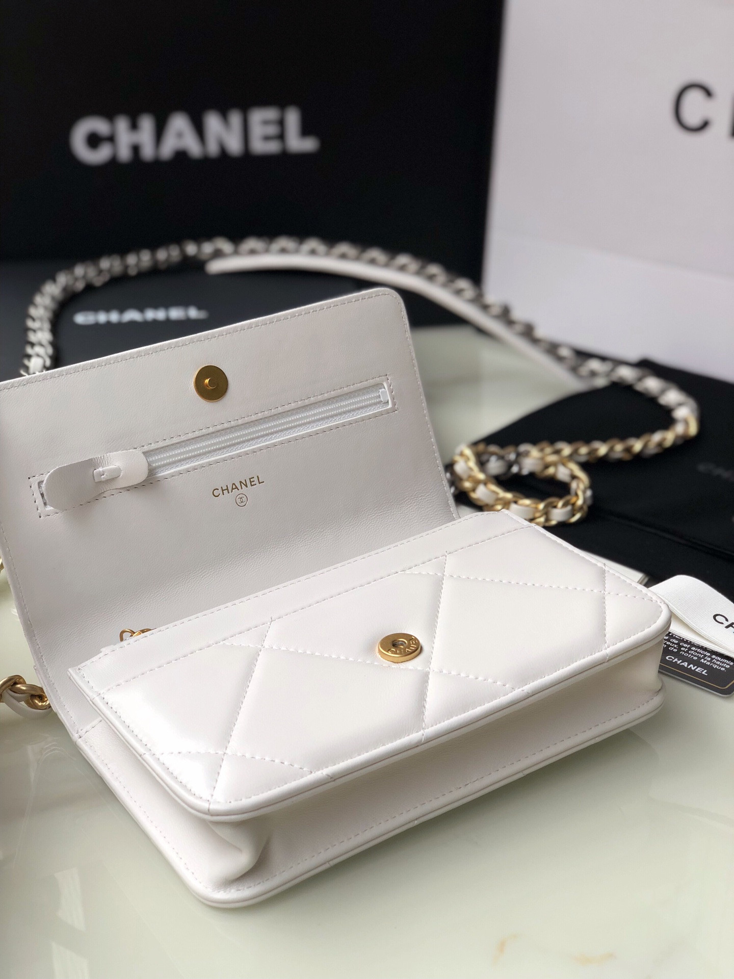 Ch**el CLASSIC WALLET ON CHAIN 4.8 × 7.5 × 1.4 in