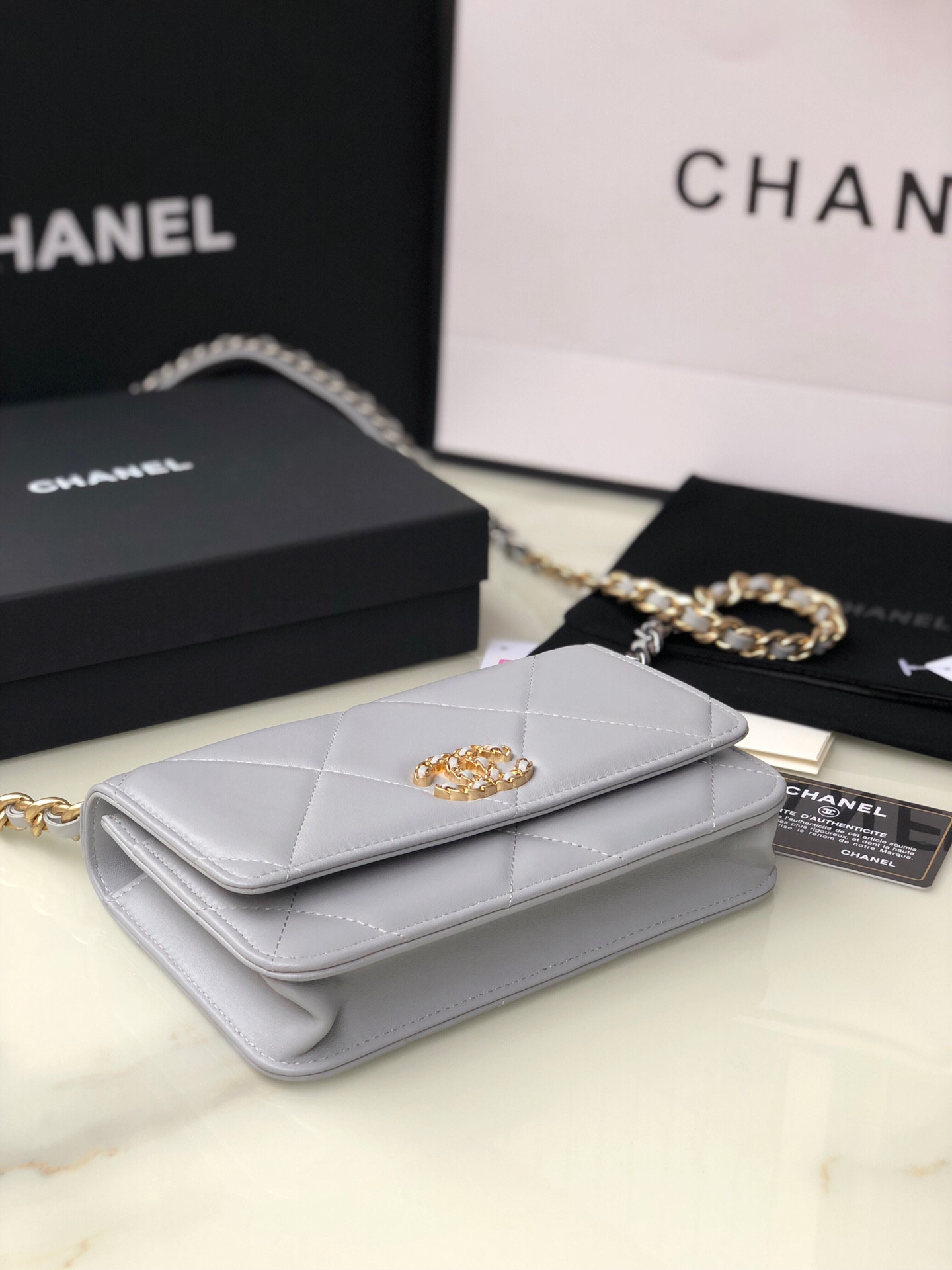 Ch**el CLASSIC WALLET ON CHAIN 4.8 × 7.5 × 1.4 in