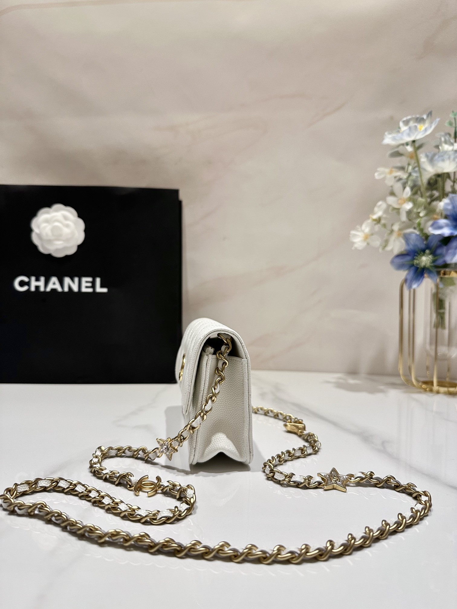 Ch**el CLASSIC WALLET ON CHAIN MINI WHITE 6.7 x 3.9 x 1.6 in