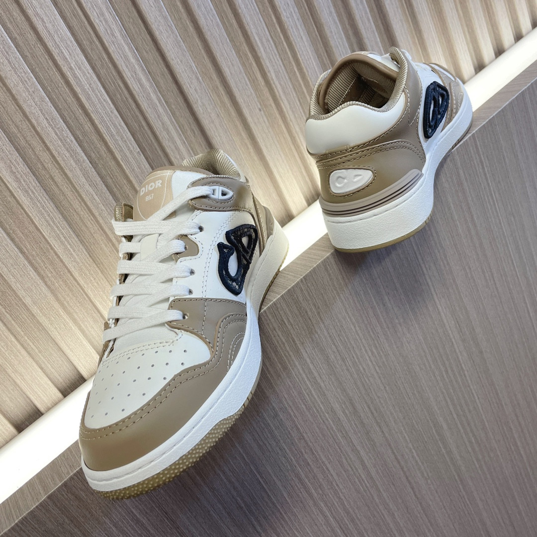 UA D10r B57 Low-Top Sneaker Beige and White