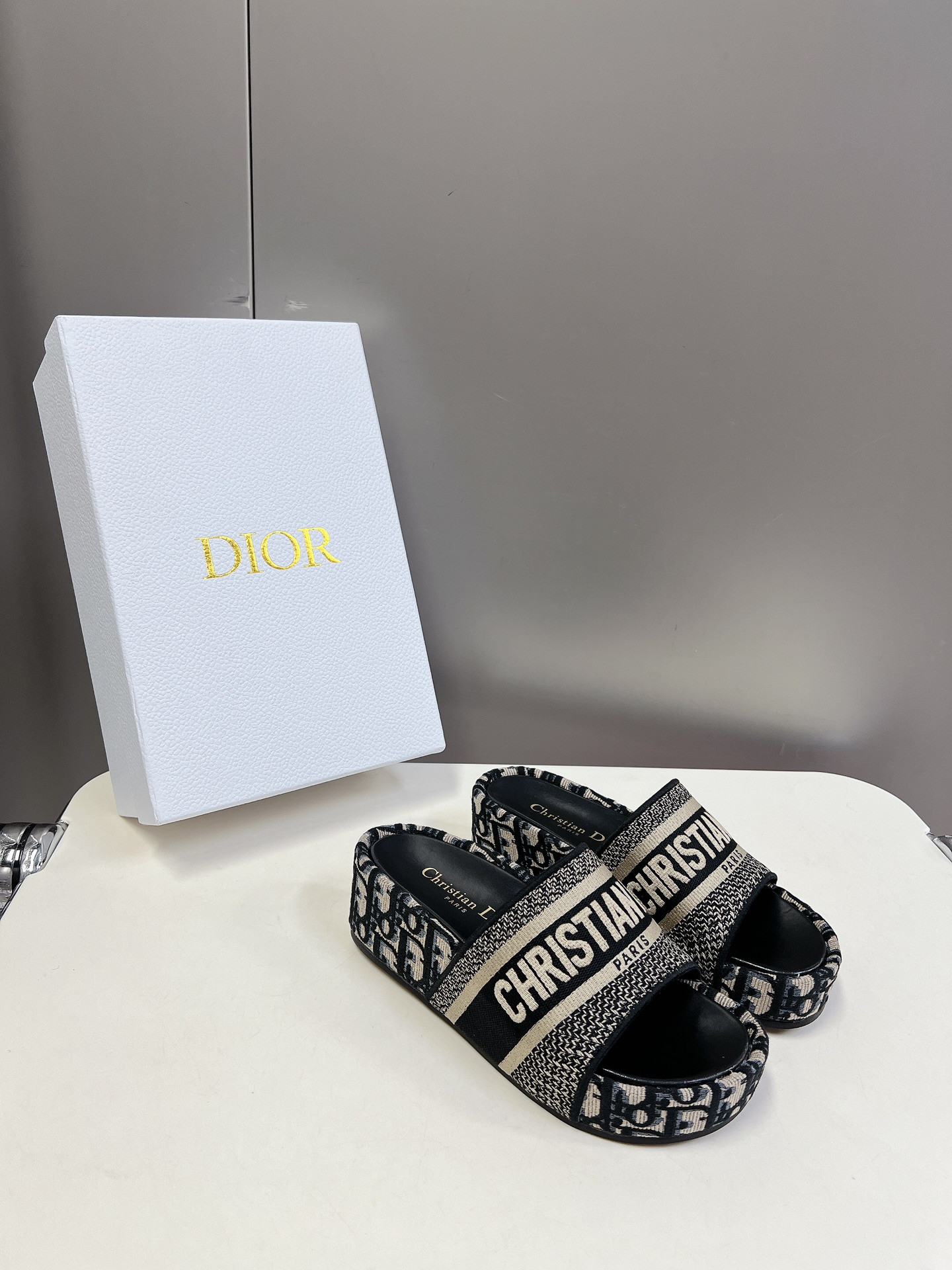 UA D10r Platform Sandals