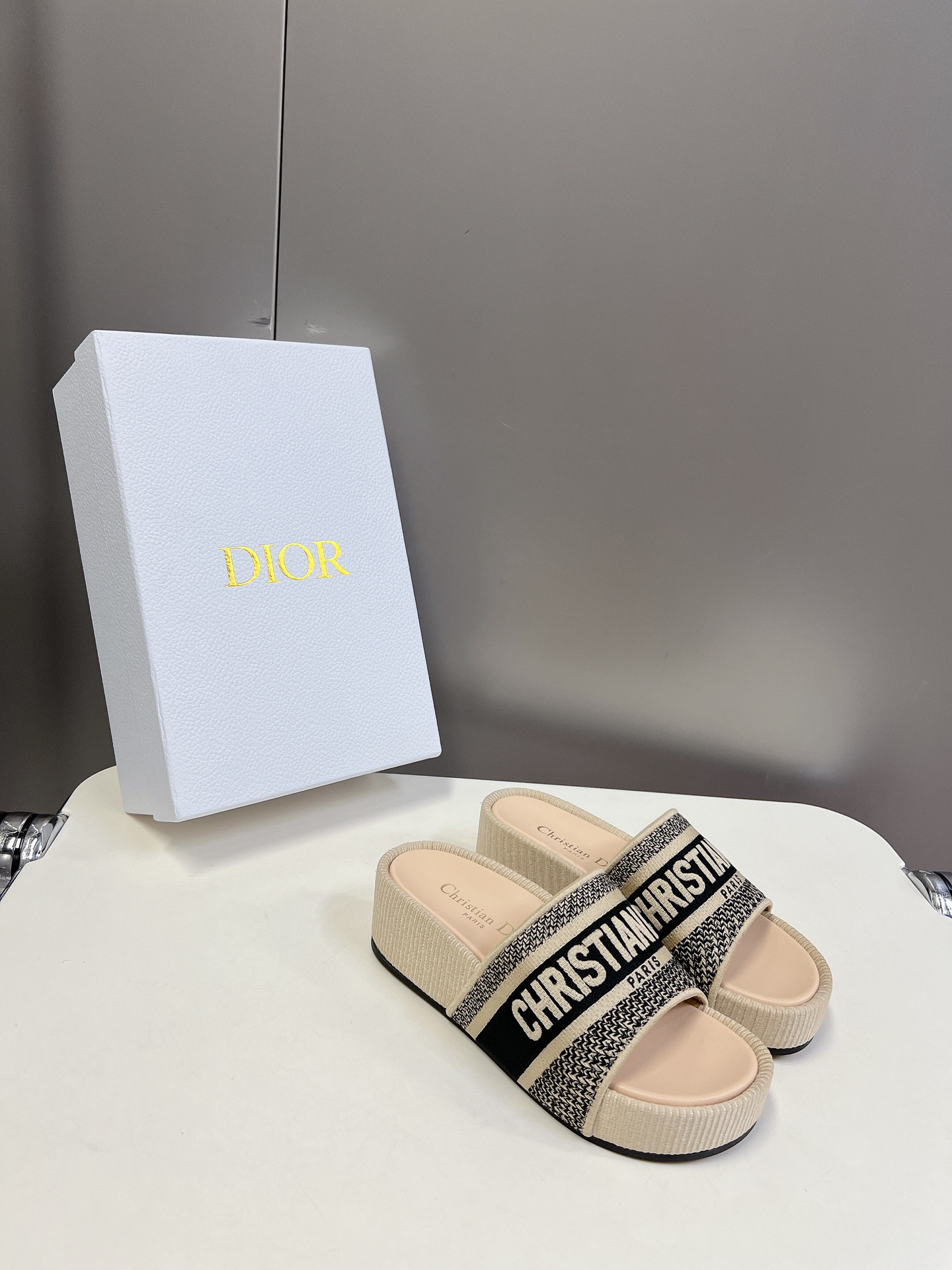 UA D10r Platform Sandals