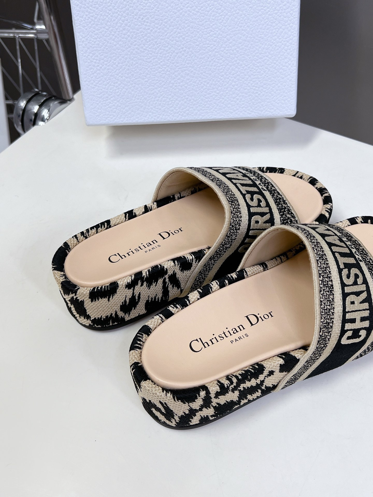 UA D10r Platform Sandals