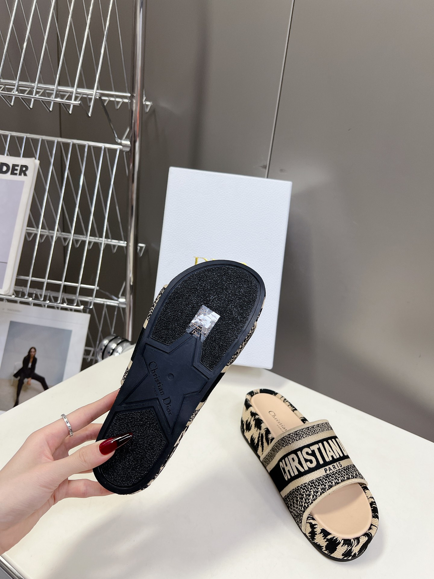 UA D10r Platform Sandals
