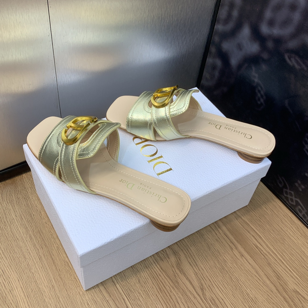 UA D10r 30 Montaigne Slide