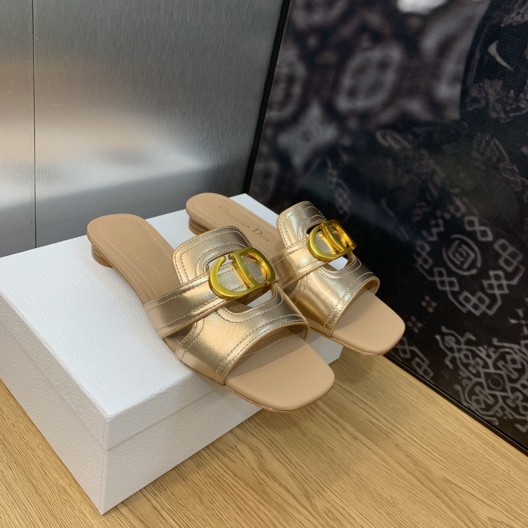 UA D10r 30 Montaigne Slide
