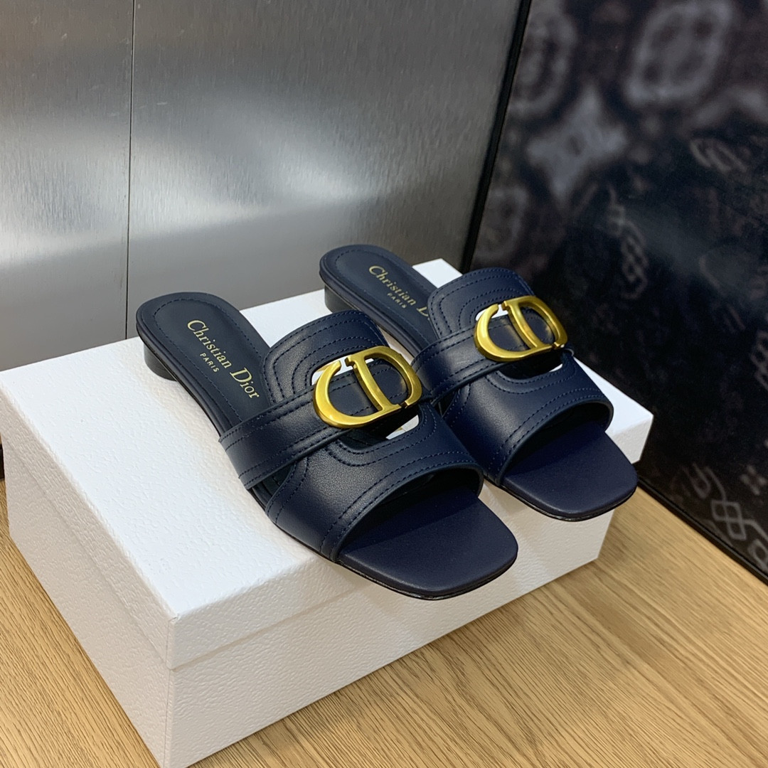 UA D10r 30 Montaigne Slide
