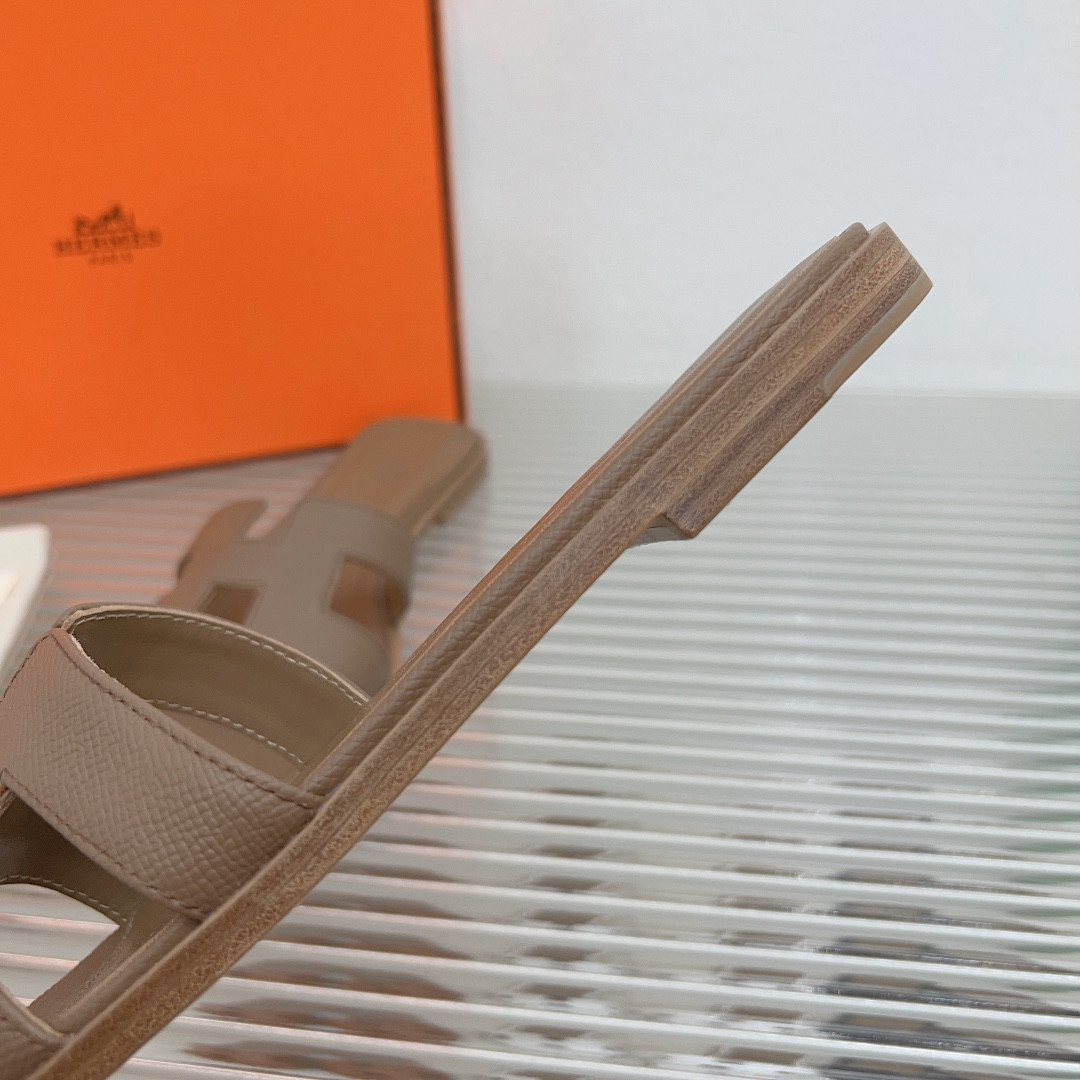 UA H**me5 Oran sandal