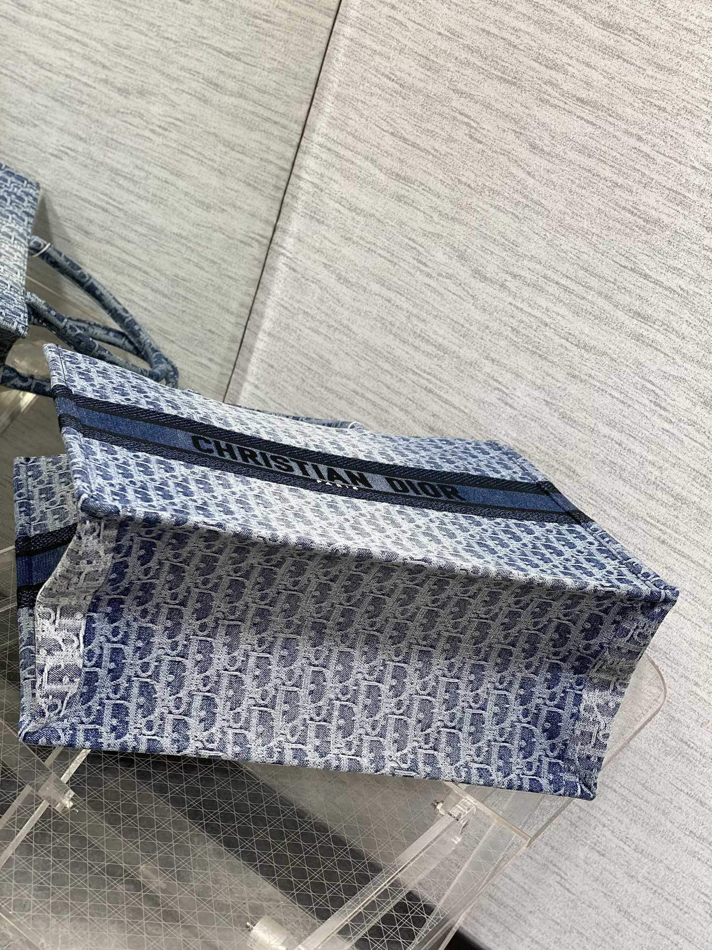 large d10r book tote blue De*1m d10r oblique jacquard  42 x 35 x 18.5 cm