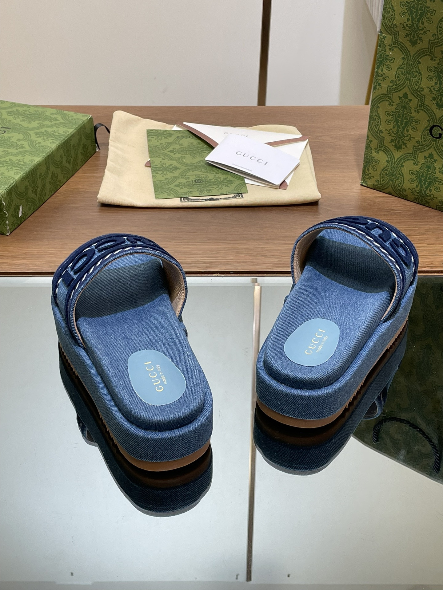 UA Gvc*1 SLIDE SANDAL WITH Gvc*1 SCRIPT