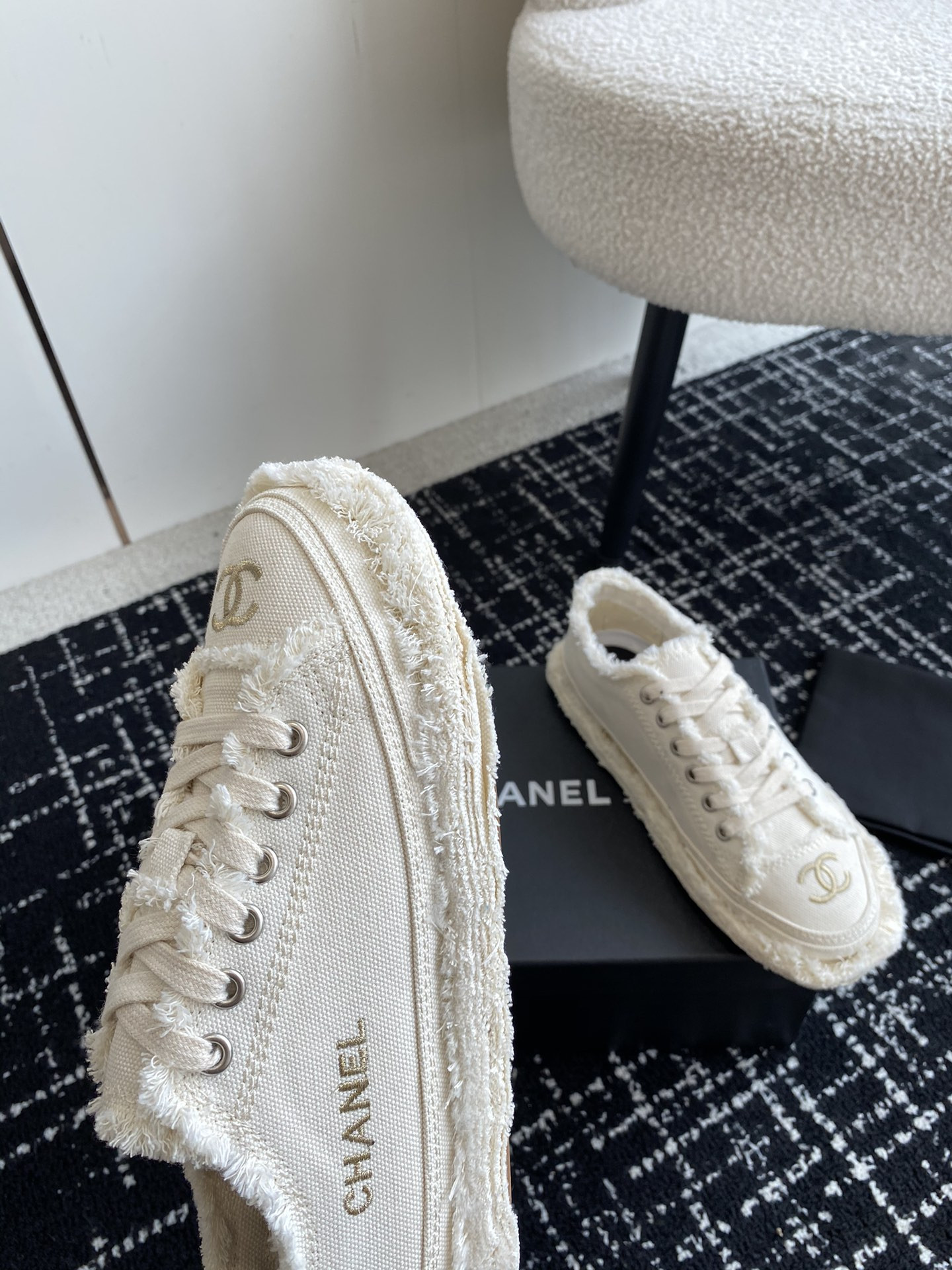 UA Ch**el SNEAKER