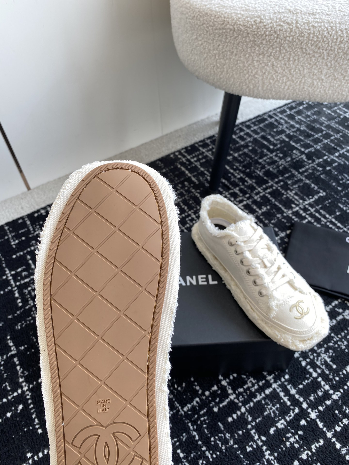 UA Ch**el SNEAKER