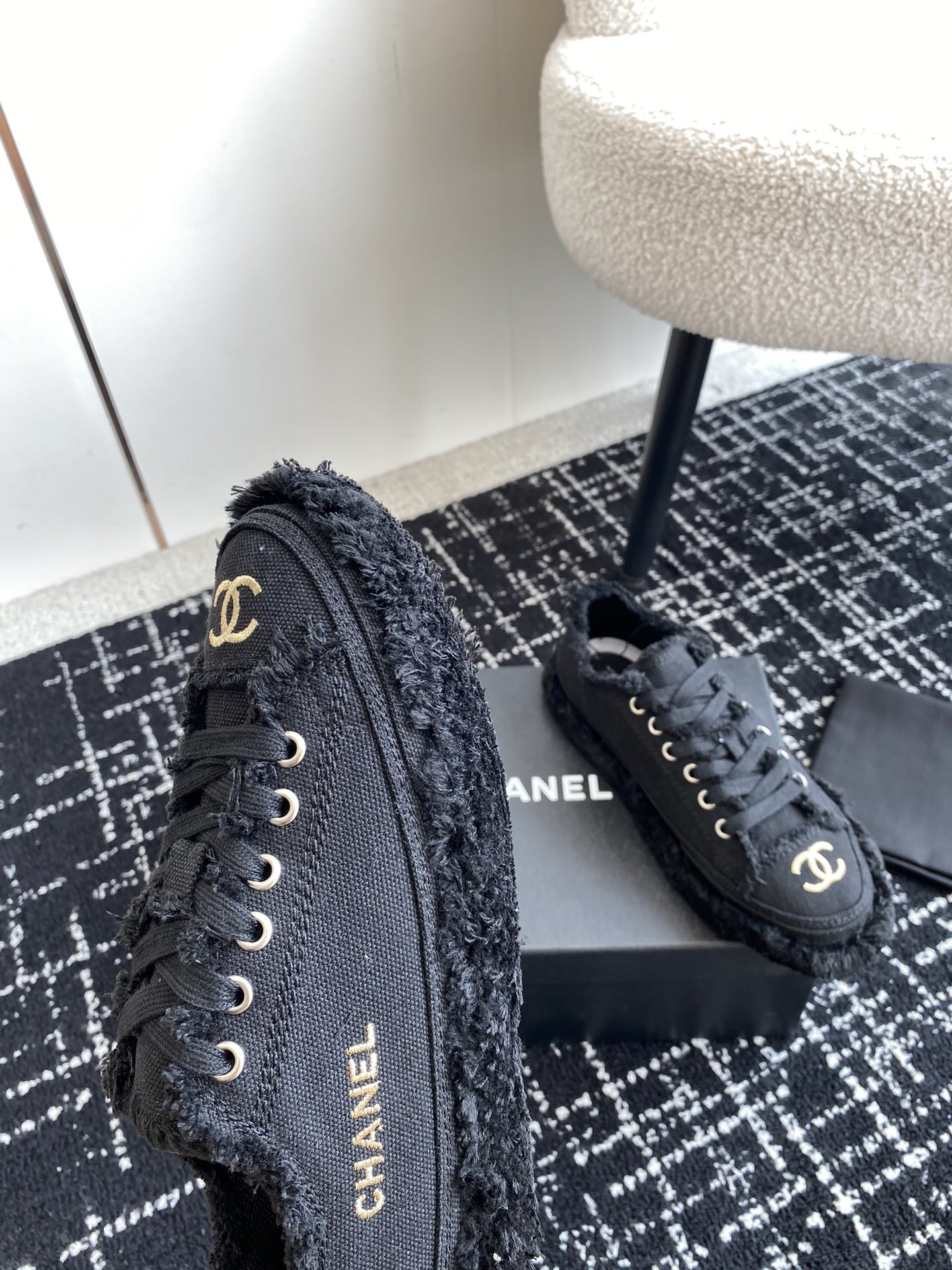 UA Ch**el SNEAKER
