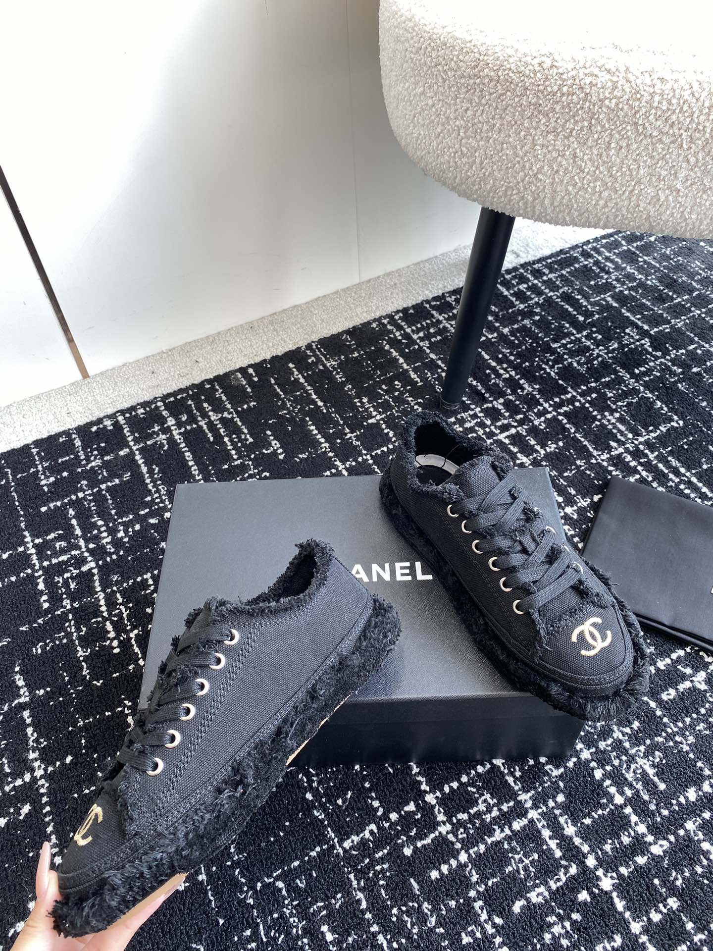 UA Ch**el SNEAKER