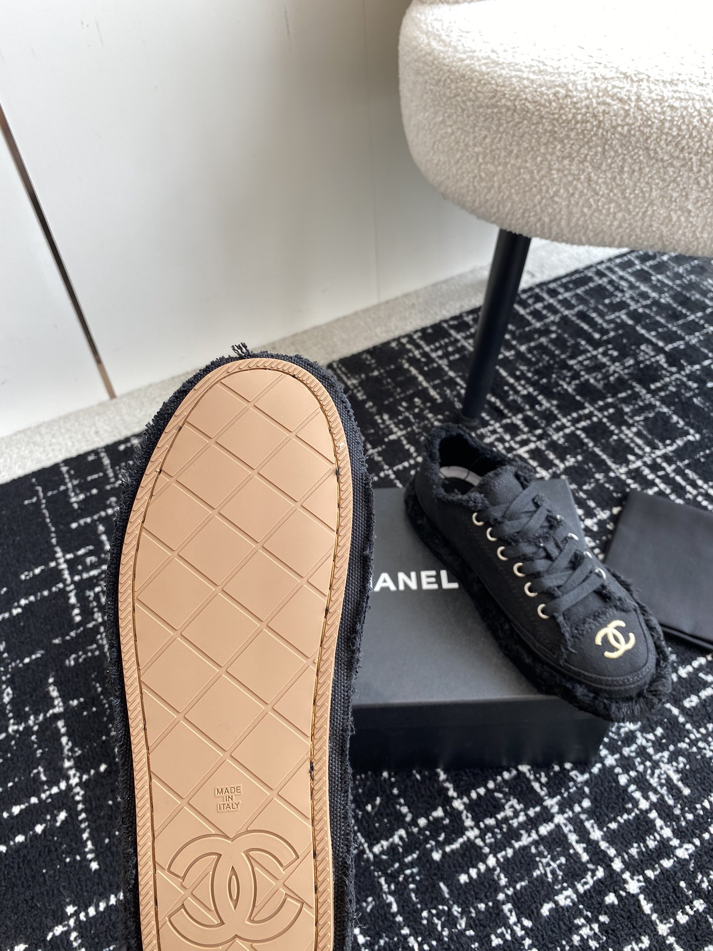 UA Ch**el SNEAKER