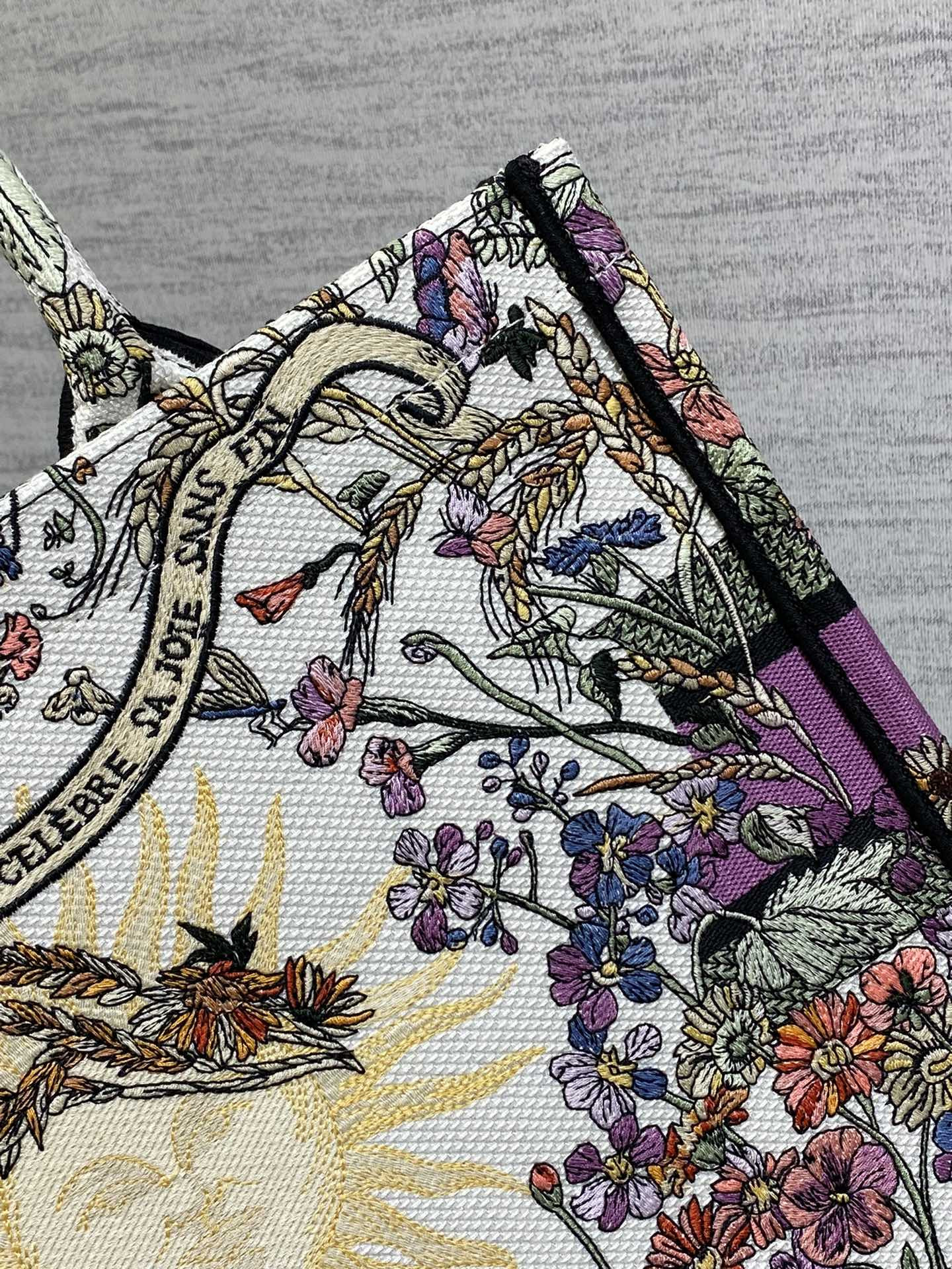 Medium D10r Book Tote  Ecru Multicolor D10r 4 Saisons Été Soleil Embroidery 36 x 27.5 x 16.5 cm