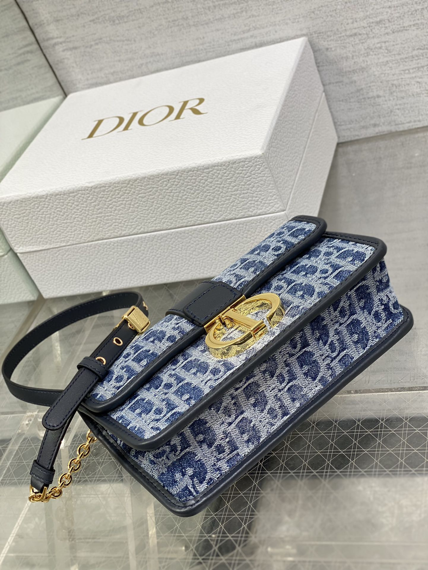 d10r 30 montaigne east-west bag with chain blue De*1m d10r oblique jacquard  21 x 12 x 6 cm