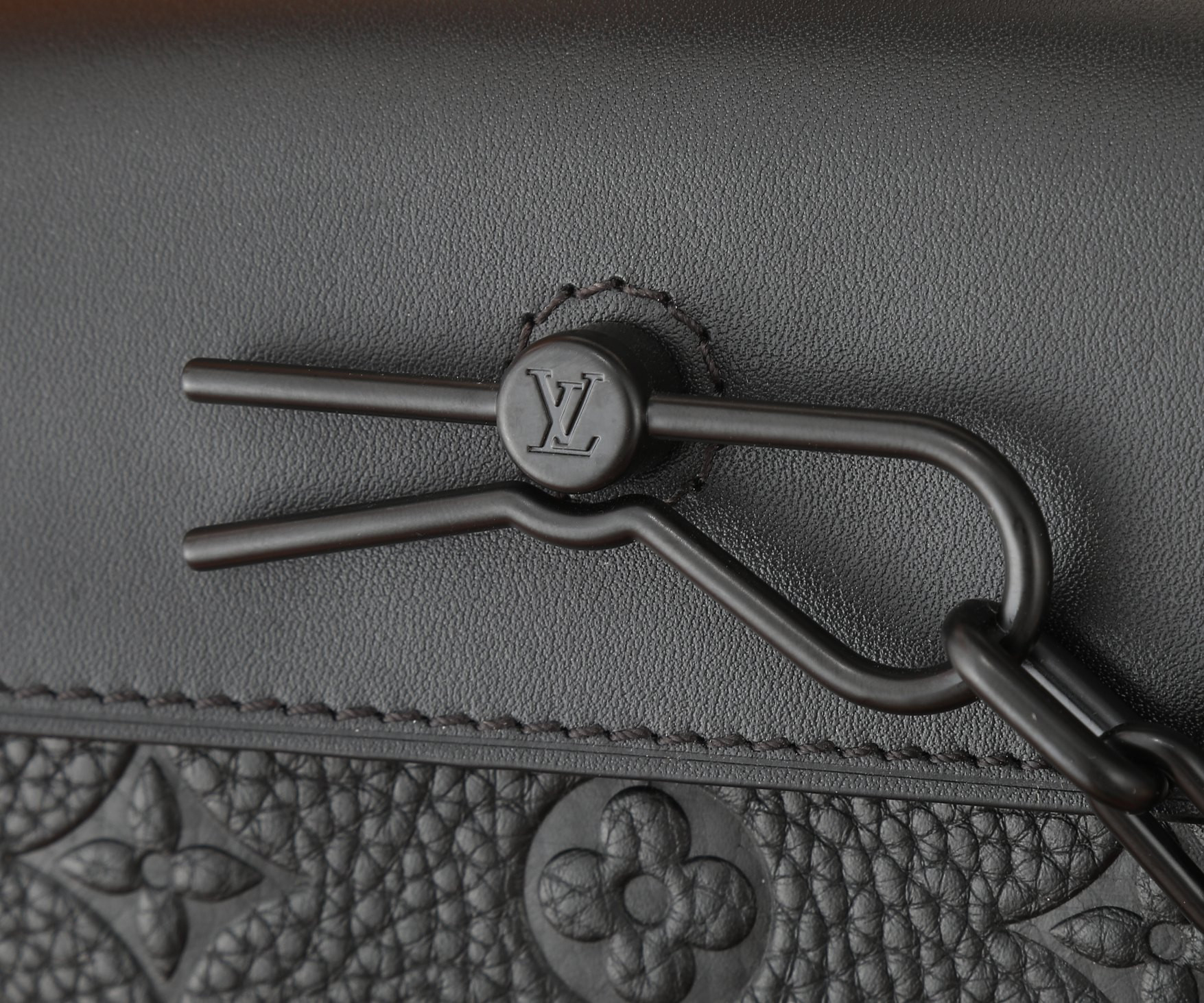 LV Nano Steamer M82772 5.9 x 7.1 x 2.8 inches