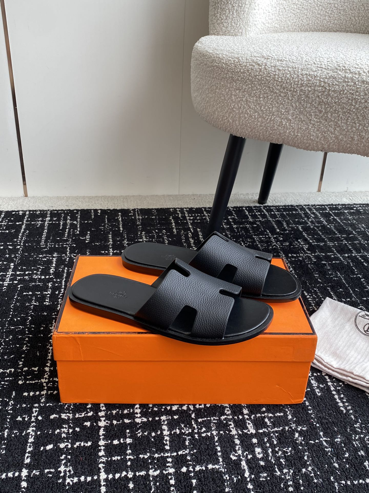UA H**me5 Izmir sandal