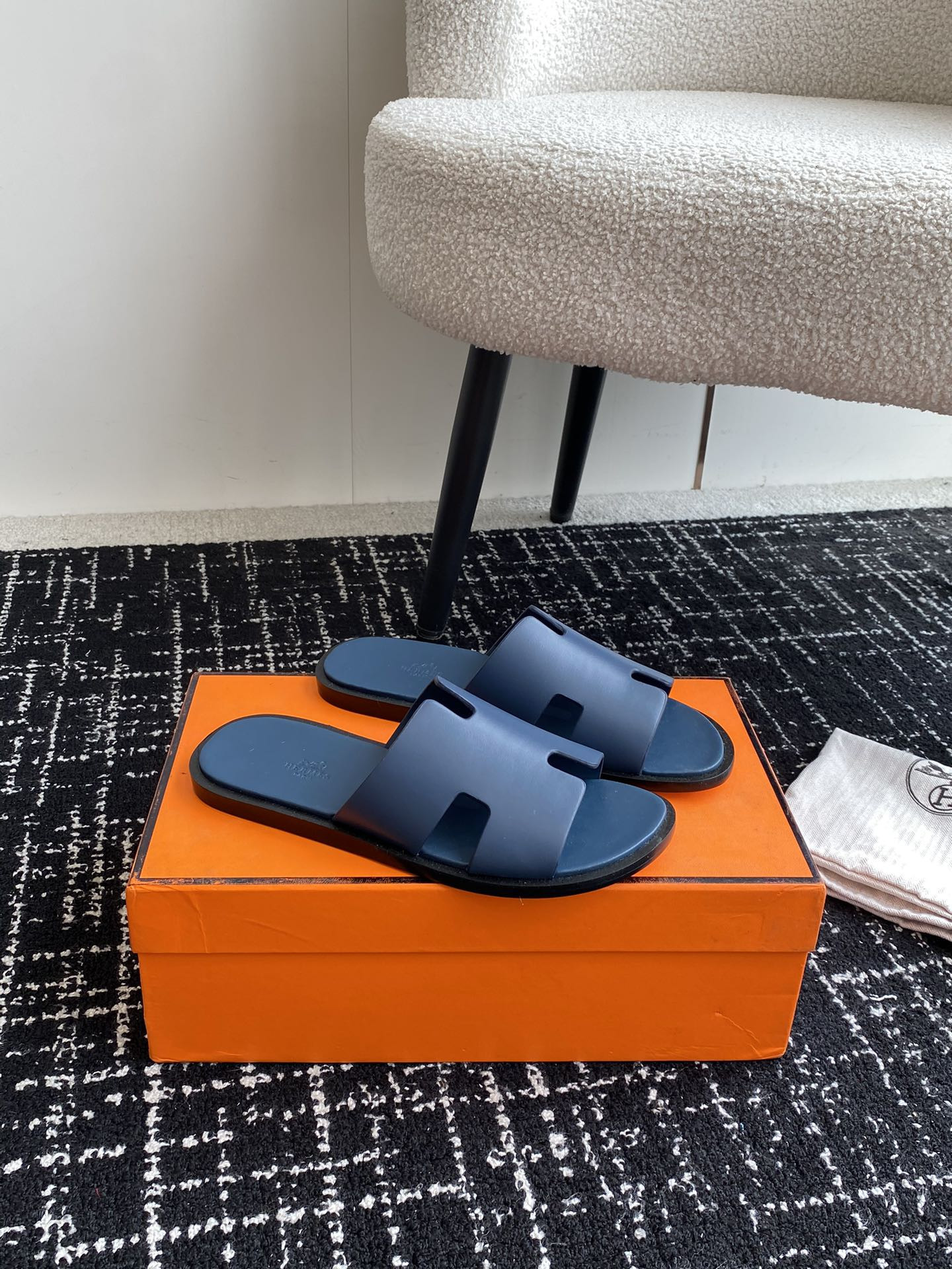 UA H**me5 Izmir sandal