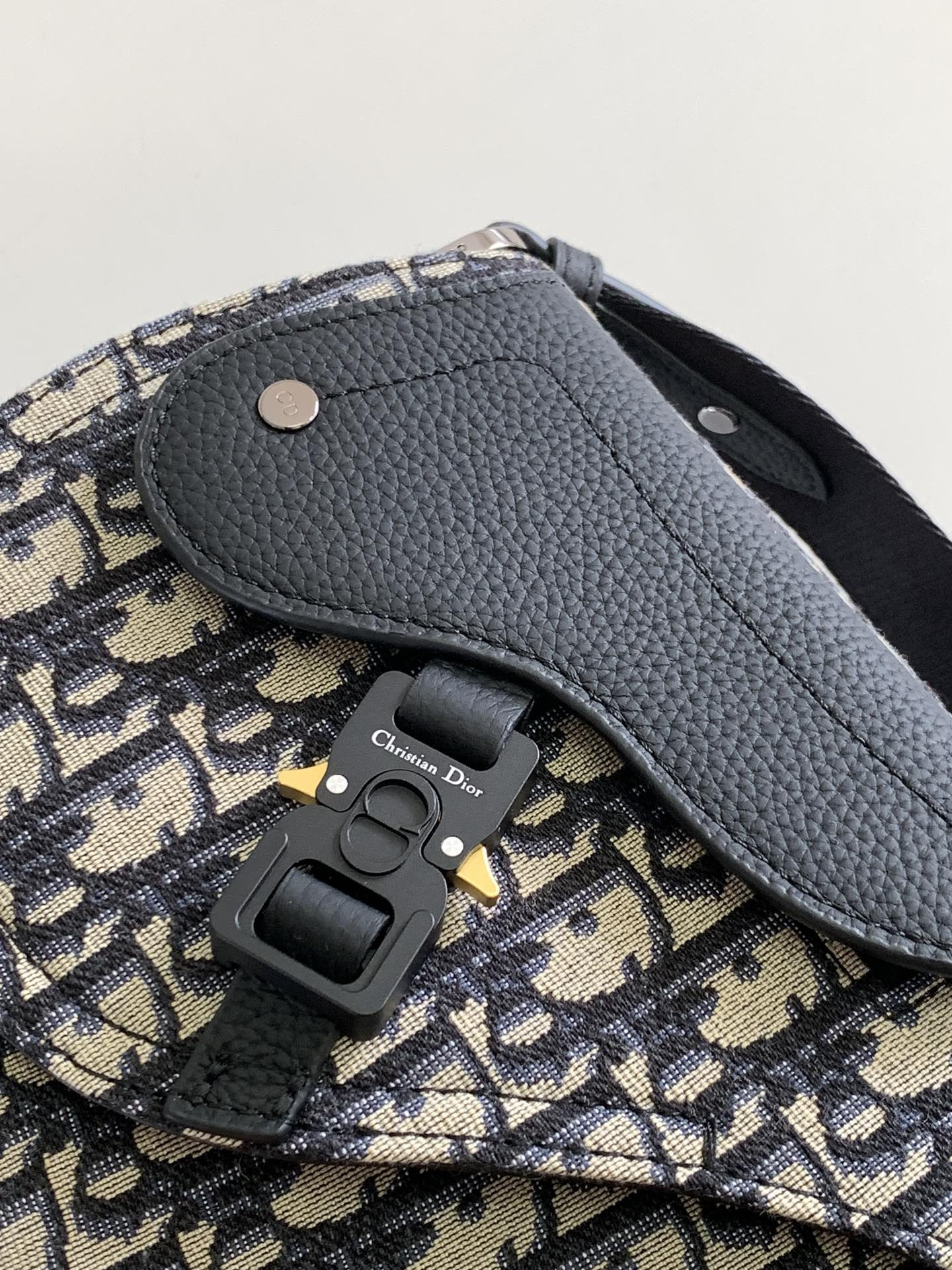 D10r Saddle Messenger Bag 24 x 16.5 x 5.5 cm