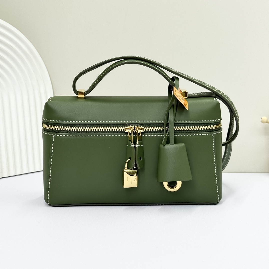 L0r0 P1ana Extra Pocket L19 Smooth Calfskin 11 x 19 x 6.5 cm