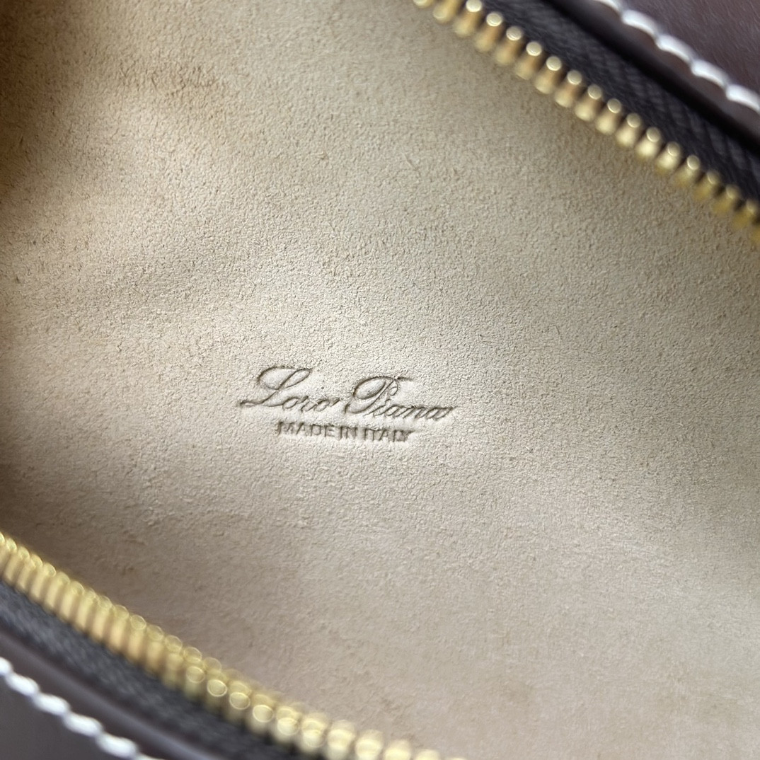 L0r0 P1ana Extra Pocket L19 Smooth Calfskin 11 x 19 x 6.5 cm