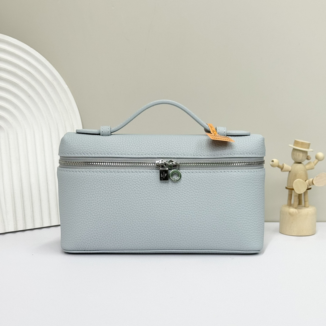 L0r0 P1ana Extra Pocket L19 Grained Calfskin 11 x 19 x 6.5 cm