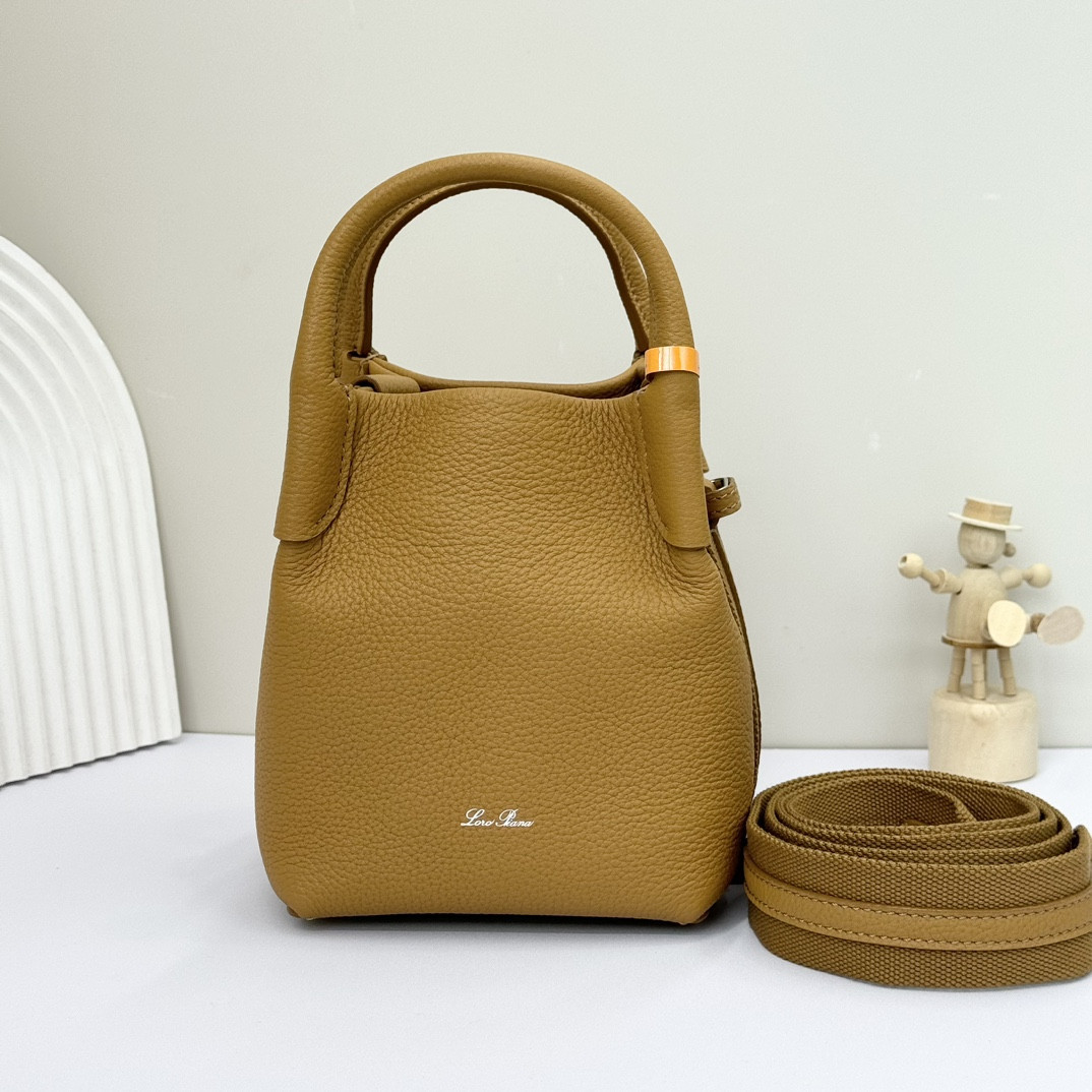 L0r0 P1ana Micro Bale Bag Grained Calfskin 23 x 16 x 14 cm