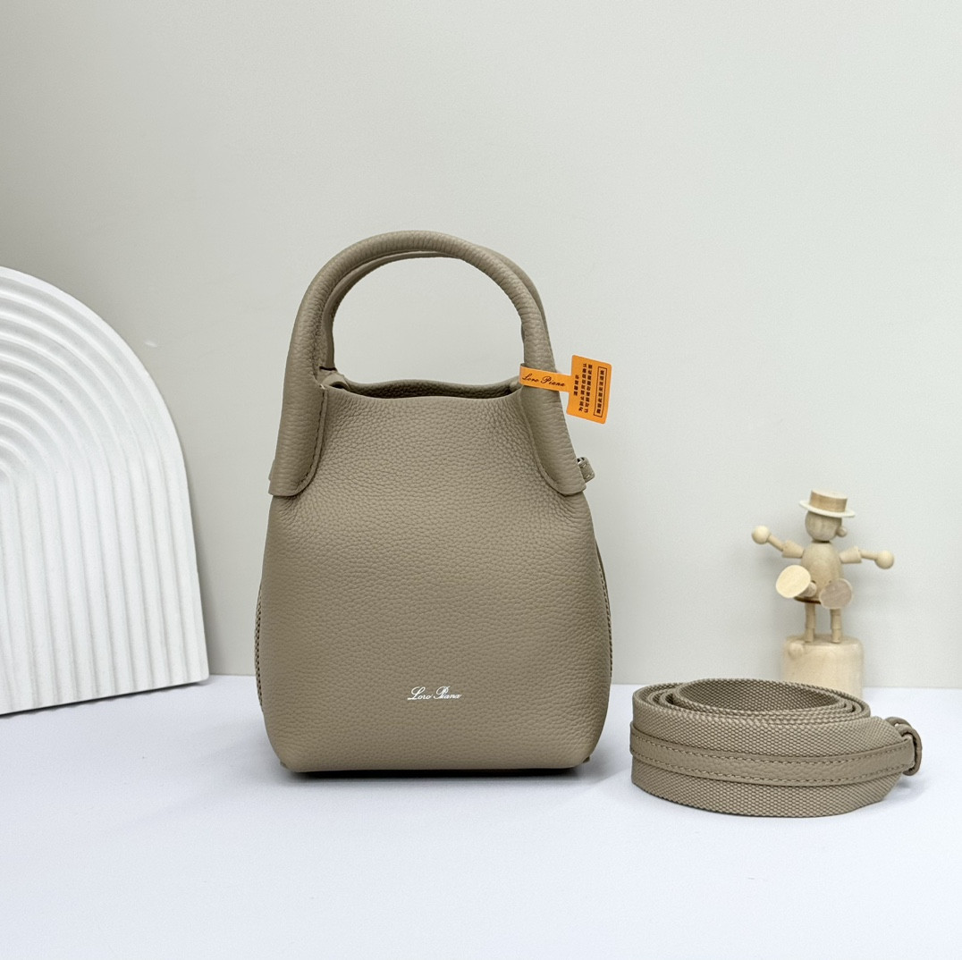 L0r0 P1ana Micro Bale bag Grained Calfskin 23 x 16 x 14 cm