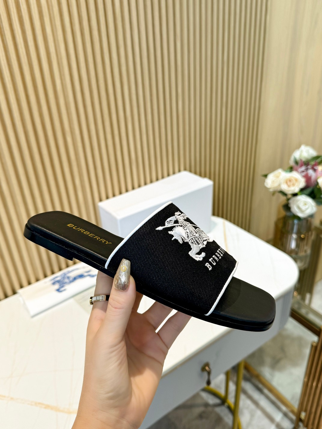 UA Bv*b*rry Slides