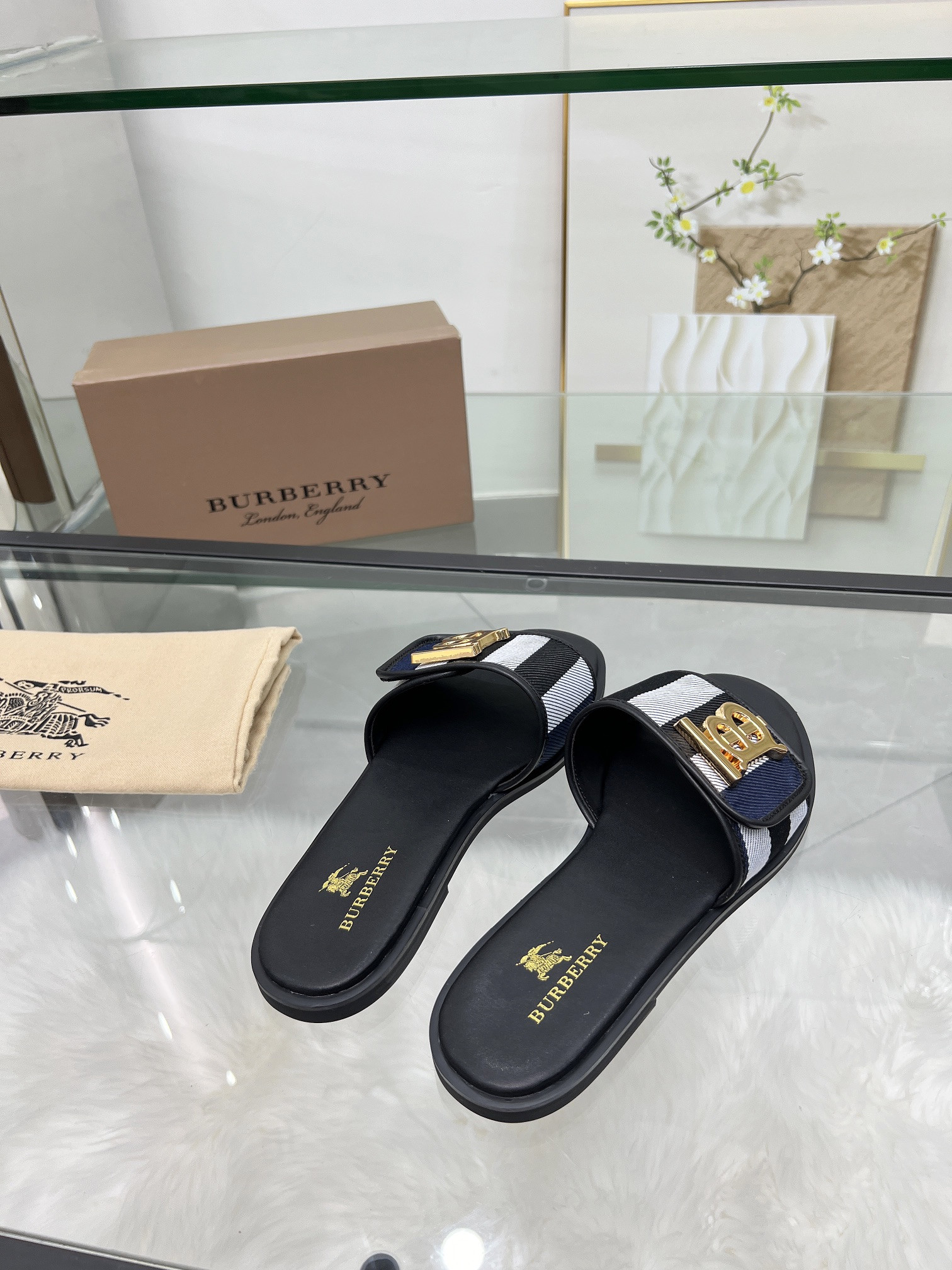 UA Bv*b*rry Slides