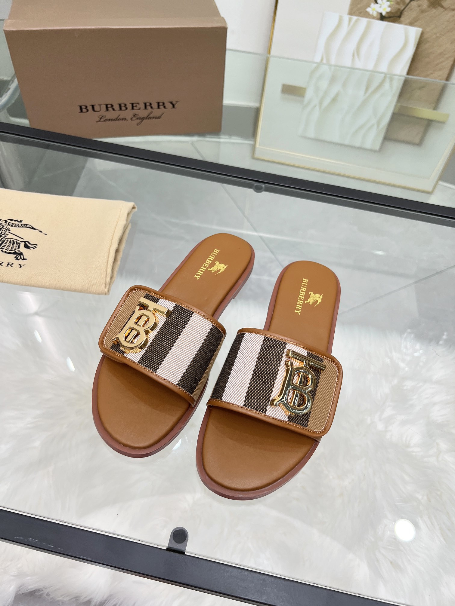 UA Bv*b*rry Slides