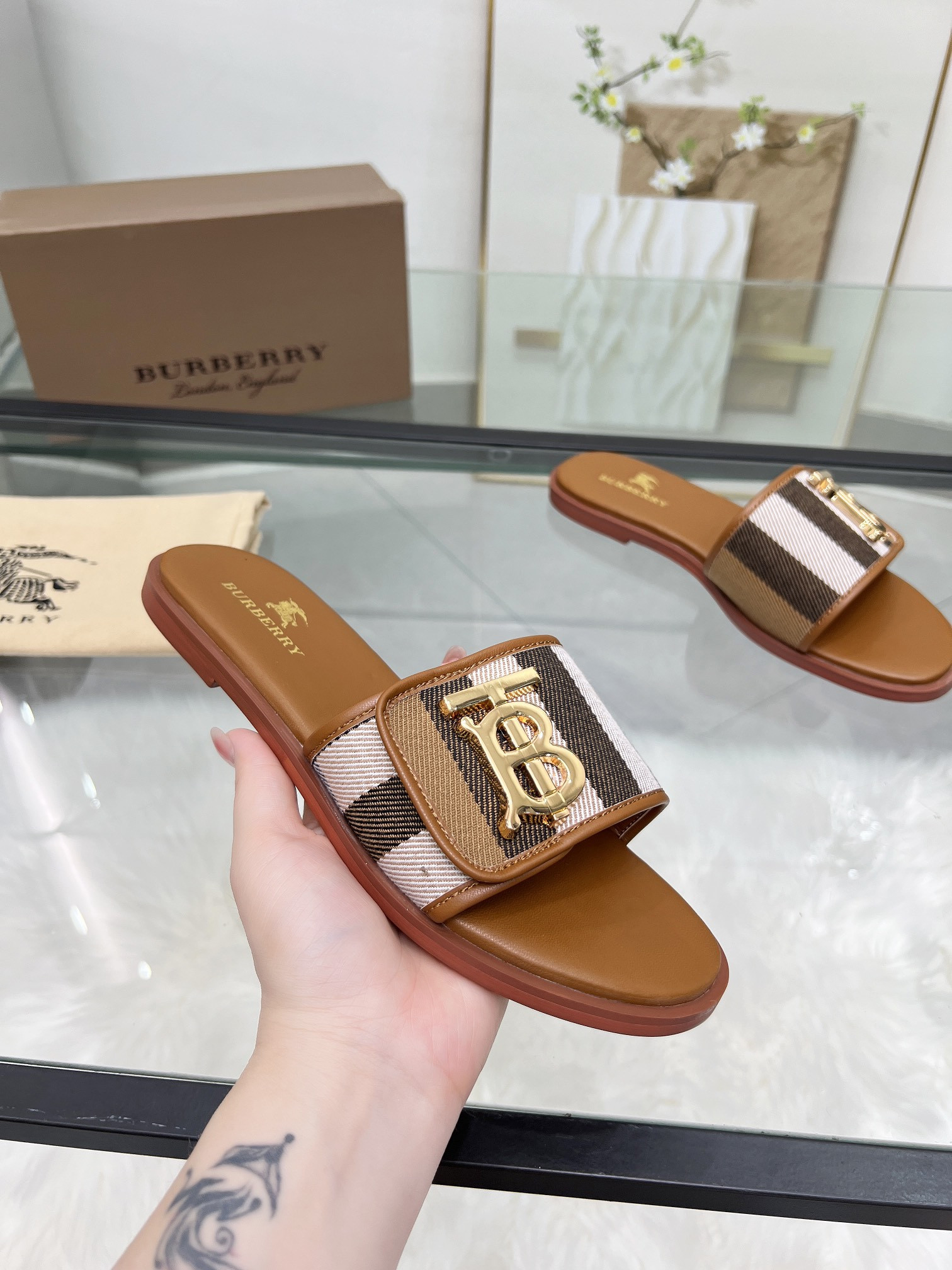 UA Bv*b*rry Slides